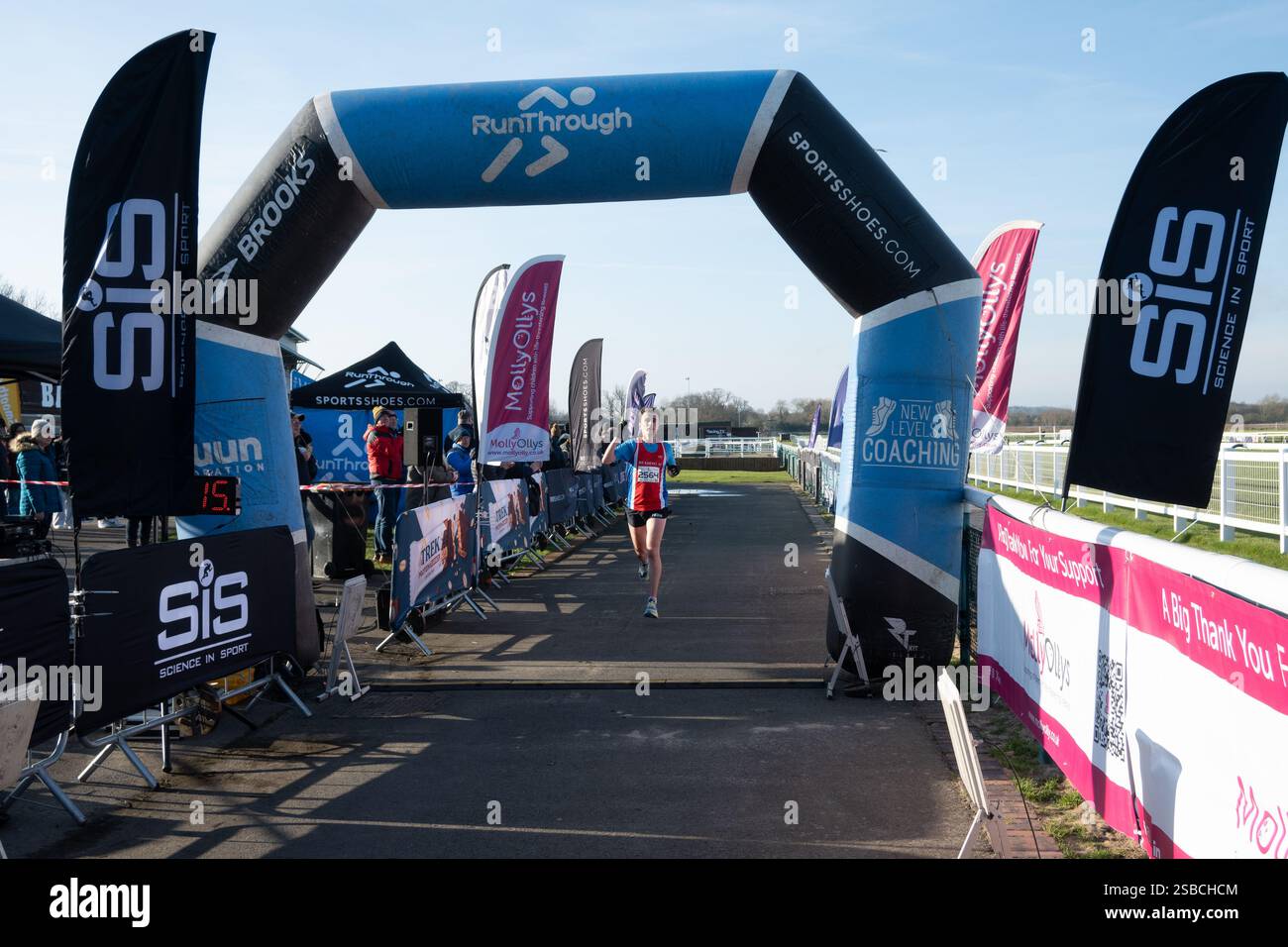 Der Sieger endete beim Warwick Half Marathon 2025 in Warwickshire, Großbritannien Stockfoto