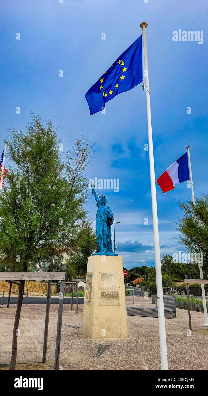 Die Freiheit, die die Welt erleuchtet, die Freiheitsstatue, in der Nähe der französischen Flagge und der Flagge der Europäischen Union. 30. Juni 2023. Soulac-sur-Mer, Nouvelle-Aquit Stockfoto