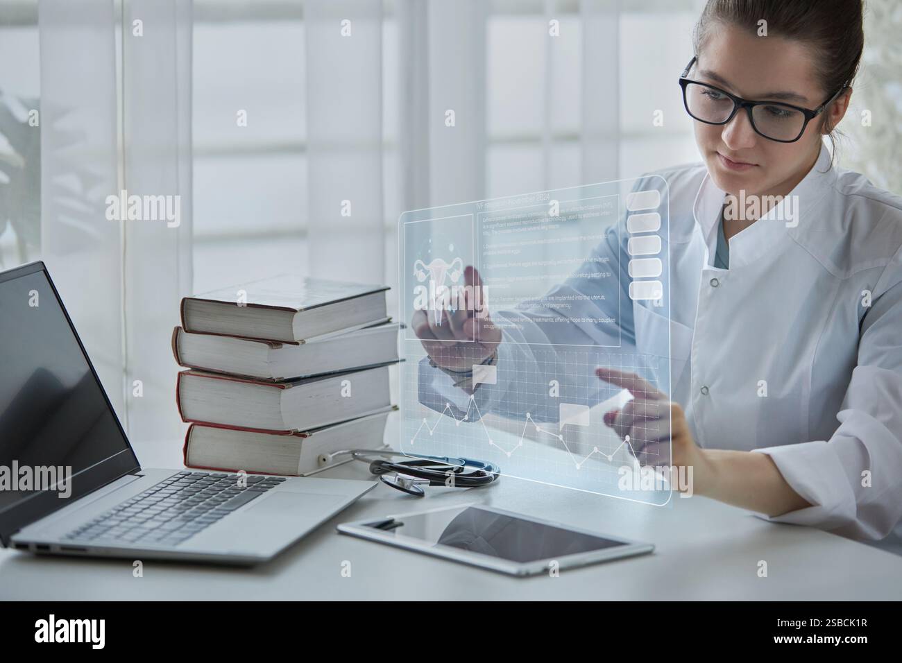 Weibliche Ärztin verwendet moderne Technologien, virtuellen Bildschirm mit Hologramm. Das Konzept der Medizin der Zukunft. Stockfoto