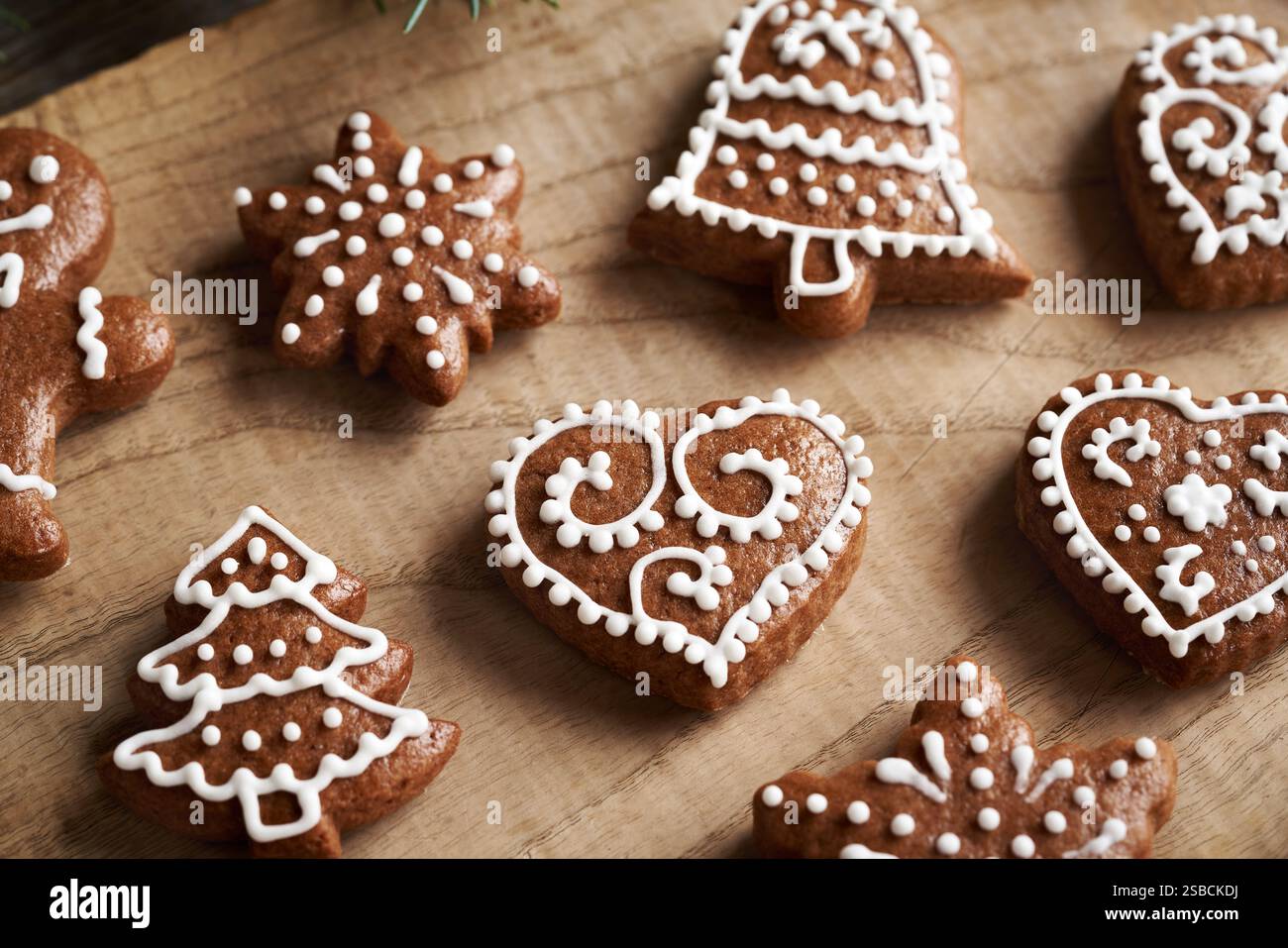 Dekorierte hausgemachte Lebkuchen Weihnachtskekse auf einem Tisch Stockfoto