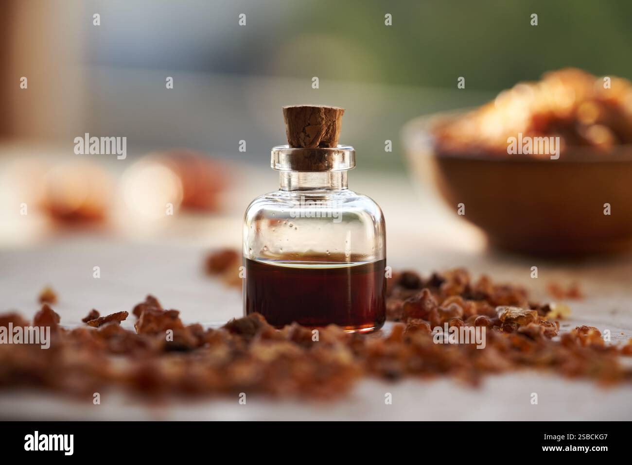 Ätherisches Myrrhenöl in einer Glasflasche Stockfoto