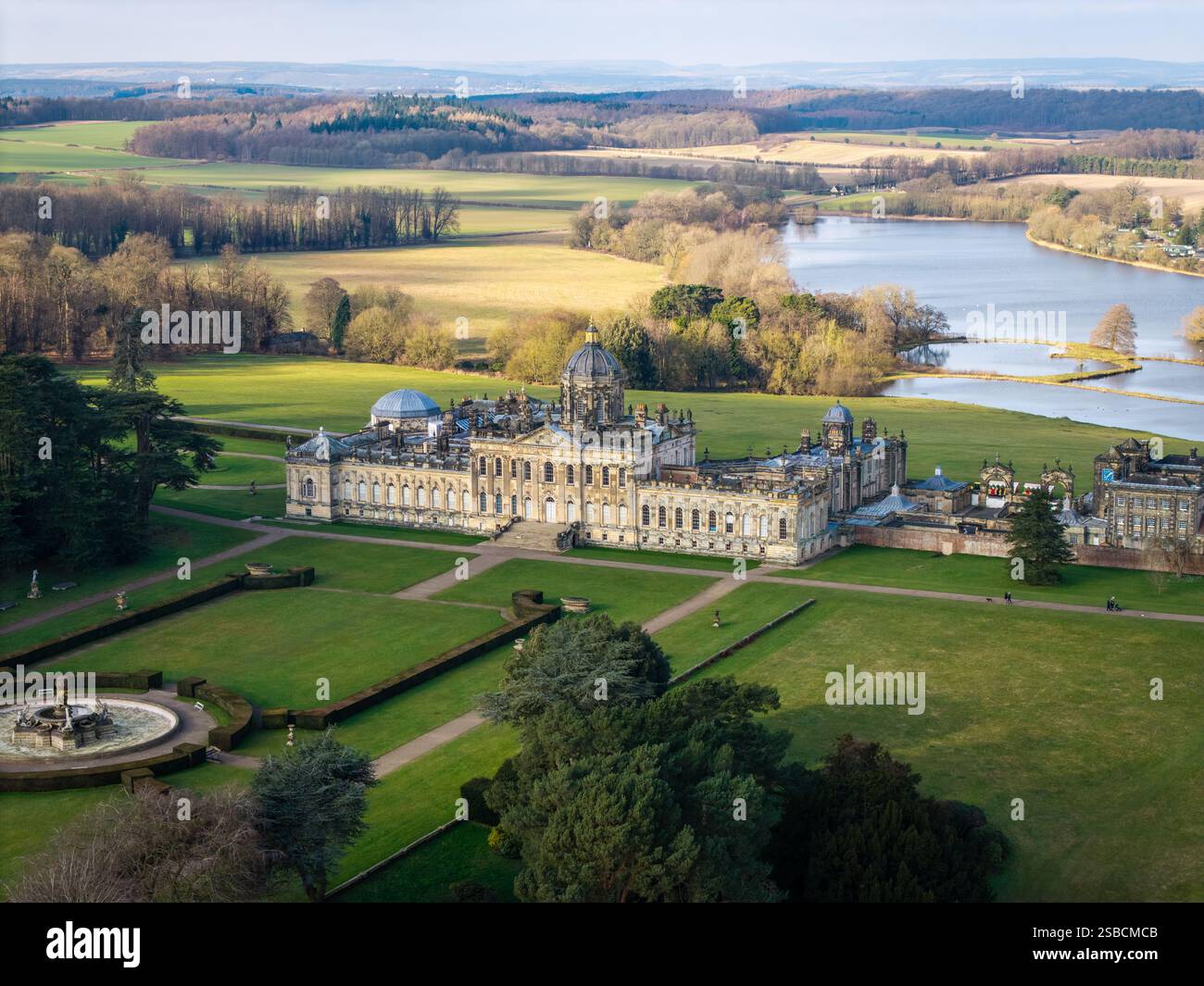 CASTLE HOWARD, YORK, GROSSBRITANNIEN - 2. FEBRUAR 2025. Luftlandschaftpanorama von Castle Howard Herrenhaus und Gärten in den Howardian Hills auf einem wunderschönen Stockfoto