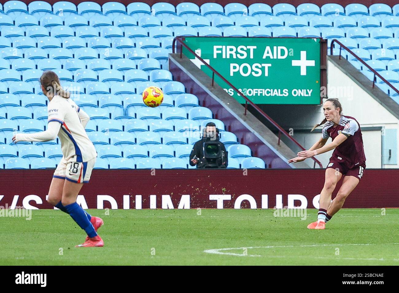 Birmingham, Großbritannien. Februar 2025. #15, Lucy Parker aus Aston Villa trifft am 2. Februar 2025 im Villa Park, Birmingham, England, beim Women's Super League-Spiel zwischen Aston Villa Women und Chelsea Women. Foto von Stuart Leggett. Nur redaktionelle Verwendung, Lizenz für kommerzielle Nutzung erforderlich. Keine Verwendung bei Wetten, Spielen oder Publikationen eines einzelnen Clubs/einer Liga/eines Spielers. Quelle: UK Sports Pics Ltd/Alamy Live News Stockfoto