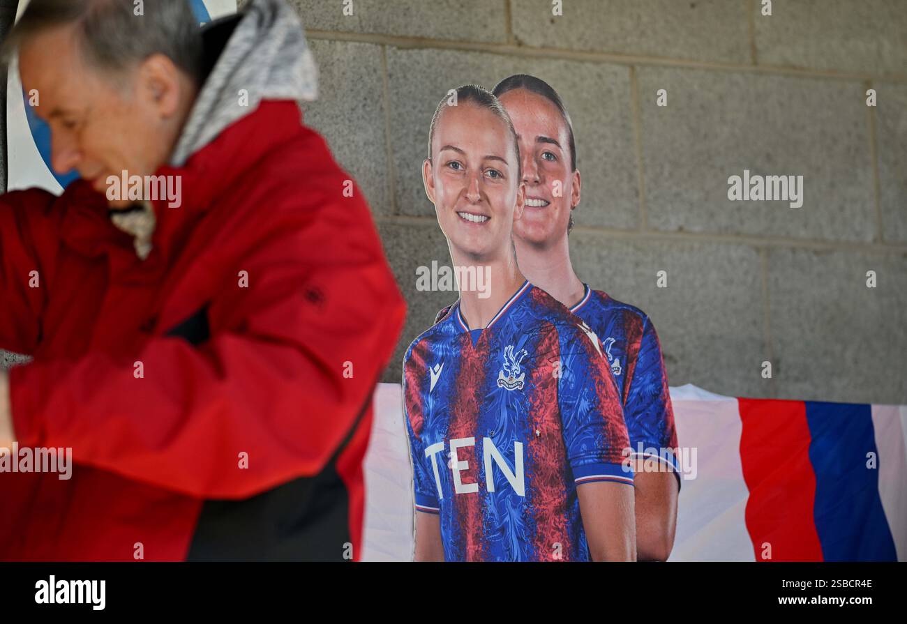Crawley, Großbritannien 2. Februar 2025 - Crystal Palace Fans mit Ausschnitten ihrer Spieler während des Women's Super League Fußballspiels zwischen Brighton & Hove Albion und Crystal Palace im Broadfield Stadium, Crawley, Großbritannien: Credit Simon Dack /TPI/ Alamy Live News Stockfoto