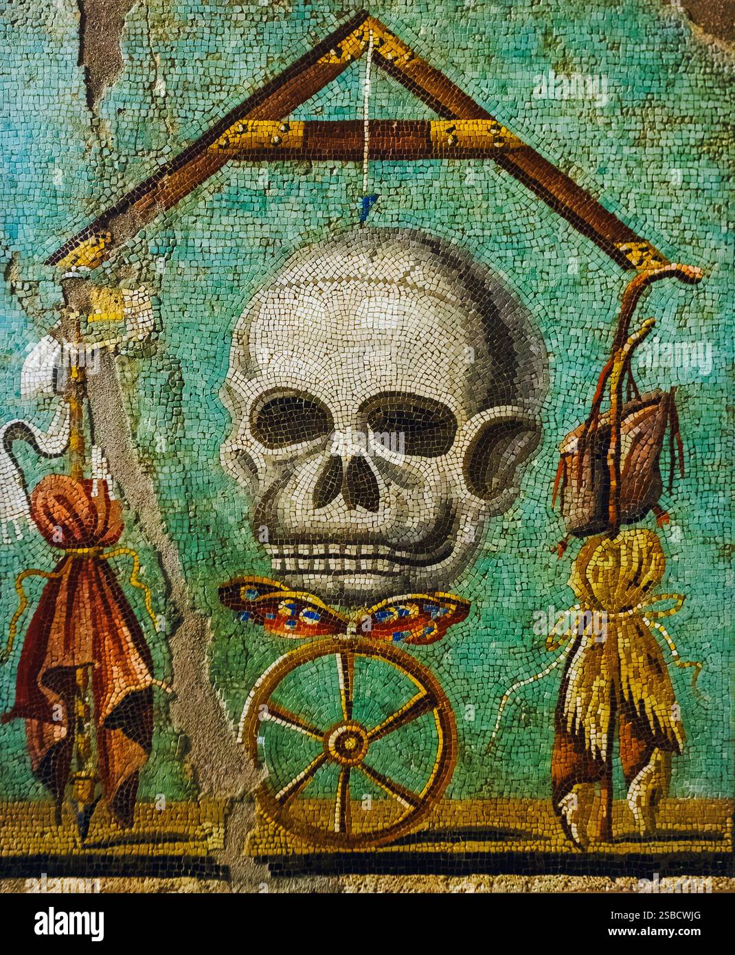 Neapel, Italien - 18. November 2024: Fragment eines historischen antiken römischen Mosaiks um 100 v. Chr. Archäologisches Artefakt aus einem ausgegrabenen Haus in der Stockfoto