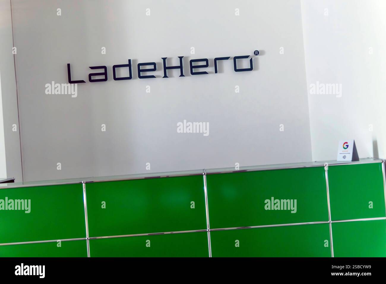 LadeHero ist ein Unternehmen, das sich um alle Fragen rund um das Laden von Elektrofahrzeugen kümmert. // 31.01.2025: Stuttgart, Baden-Württemberg, Deutschland. *** LadeHero ist ein Unternehmen, das sich um alle Fragen rund um das Laden von Elektrofahrzeugen kümmert 31 01 2025 Stuttgart, Baden Württemberg, Deutschland Stockfoto
