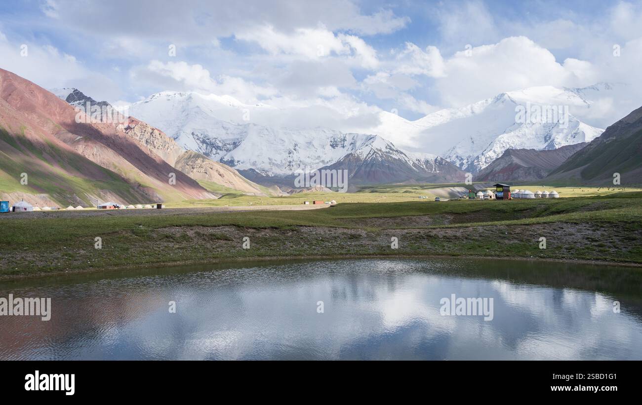 Wunderschöne alpine Landschaft mit schneebedeckten Pamir-Bergen und nomadischen Jurten und See, Kirgisistan Stockfoto