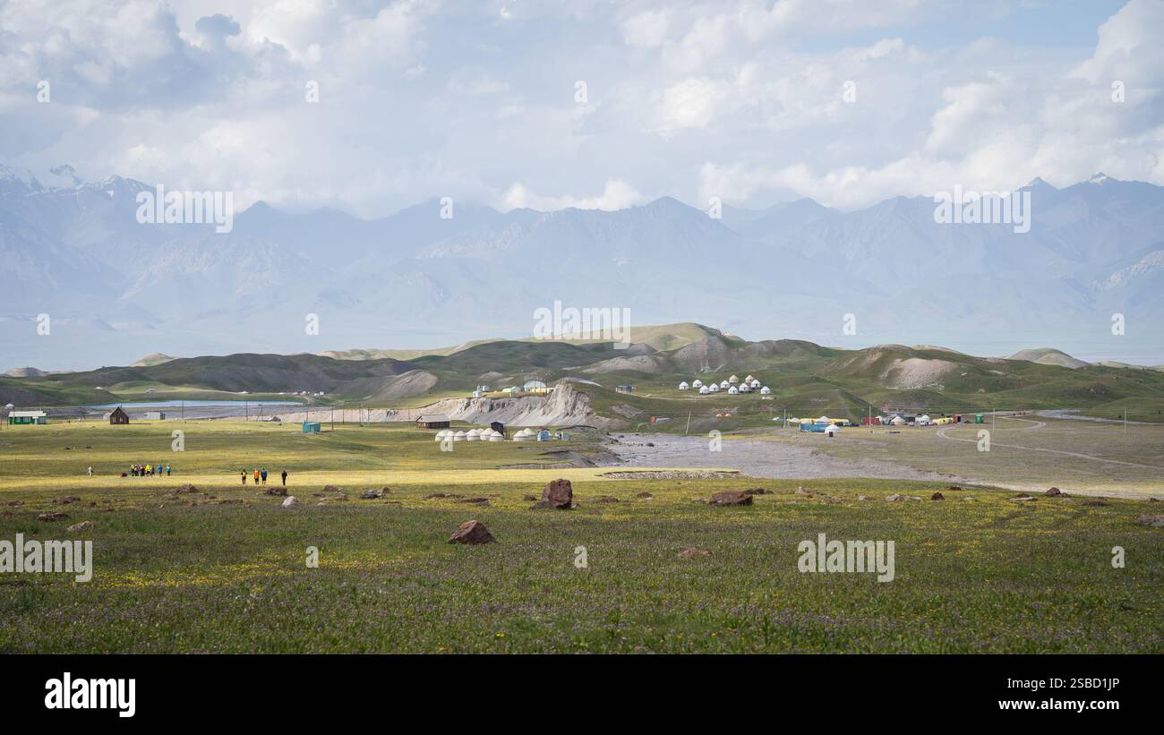 Alpenlandschaft mit Bergsteiger-Expeditionscamp unter dem Pamir-Gebirge, Kirgisistan Stockfoto
