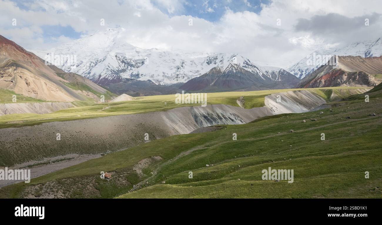 Gletscherlandschaft mit Wiesen, Tal und schneebedeckten Bergen, Pamir-Gebirge, Kirgisistan Stockfoto