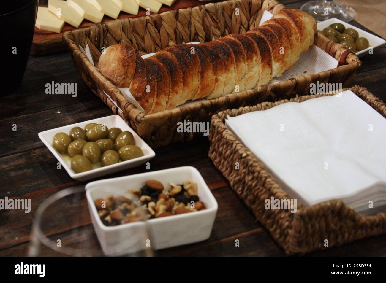 Brot, Oliven und Nüsse auf dem Tisch nach einer Weinberg-Tour für eine Verkostung Stockfoto