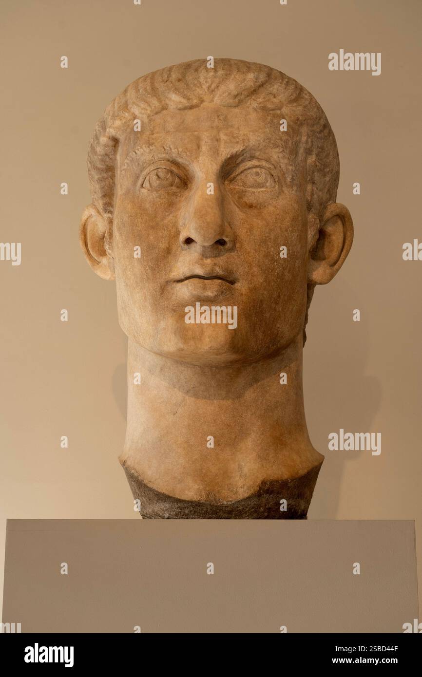 Marmorporträtkopf des Kaisers Konstantin I., römisch-konstantinische Zeit um 325–370. Konstantin der große war der erste christliche Kaiser von Rom. Stockfoto