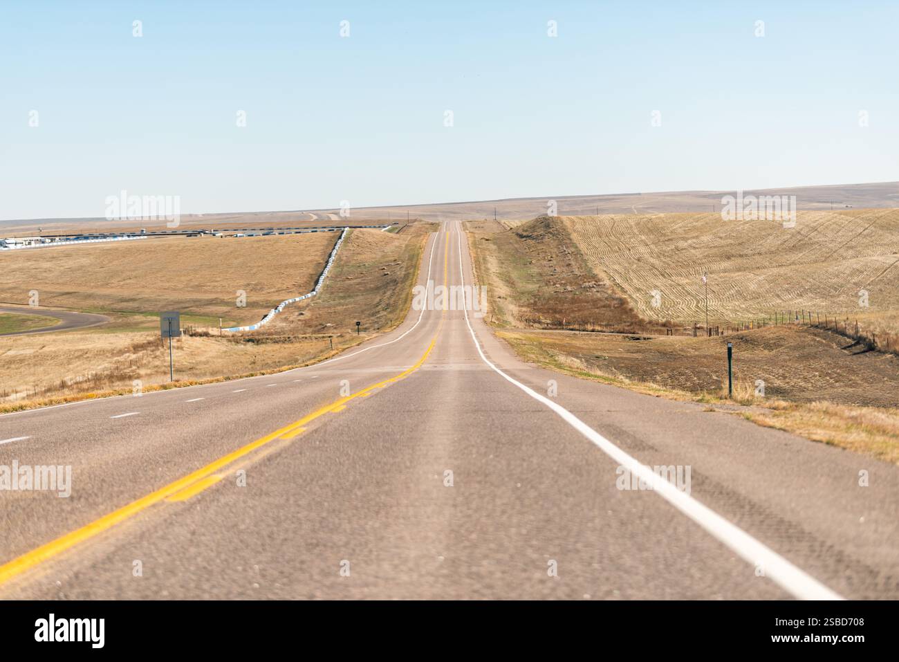 Deer Trail, Colorado auf dem US 36 Highway und Wüstenlandschaft mit blauem Himmel, Autofahrer Stockfoto