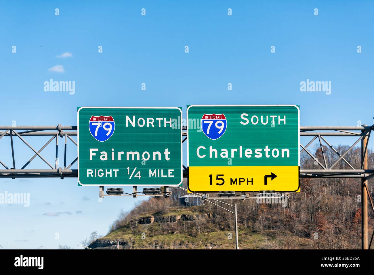 Charleston, Fairmont Straßenschild zum interstate Highway 79 von West Virginia über eine Überführungsbrücke im Herbst in Clarksburg Stockfoto