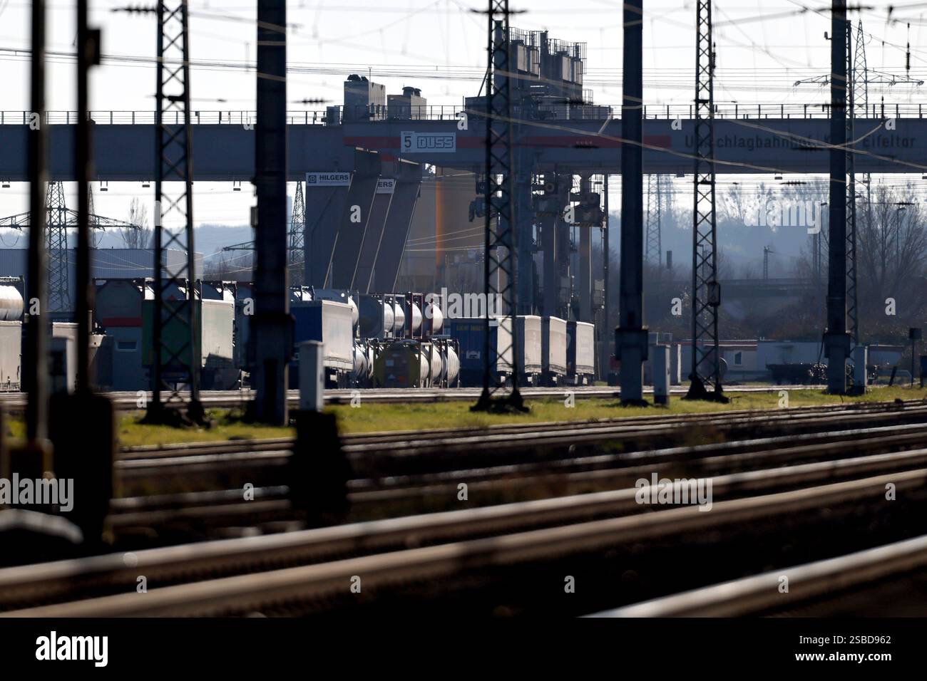 Der Bahnhof Köln Eifeltor in Köln Stadtteil Rondorf ist ein Güterbahnhof an der Linken Rheinstrecke und umfasste 2005 Deutschlands größter Containerumschlagbahnhof für den kombinierten Frachtverkehr Schiene Straße. Themenbild, Symbolbild Köln, 01.02.2025 NRW Deutschland *** der Bahnhof Köln Eifeltor im Kölner Stadtteil Rondorf ist ein Güterbahnhof am linken Rheinufer und war 2005 Deutschlands größter Containerumschlagbahnhof für den kombinierten Schiene-Straße-Güterverkehr Themenbild, Symbolbild Köln, 01 02 2025 NRW Deutschland Copyright: XChristophxHardtx Stockfoto