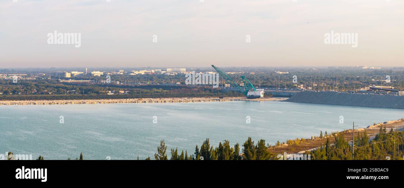 Industrieller Schleppbagger in einem Steinbruch in Miami Hialeah Florida Stockfoto
