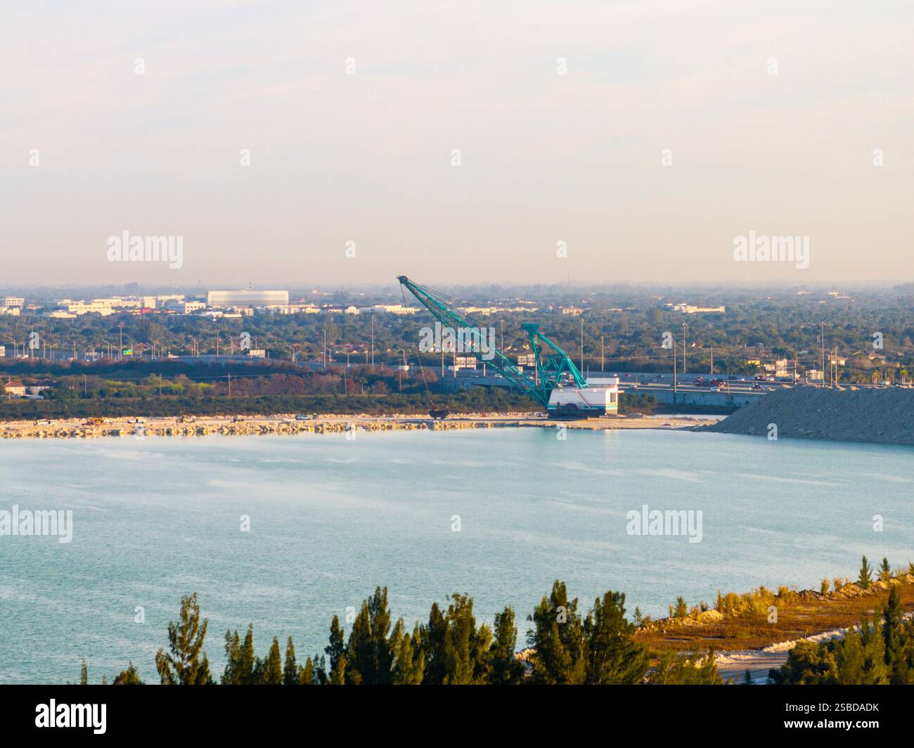 Industrieller Schleppbagger in einem Steinbruch in Miami Hialeah Florida Stockfoto