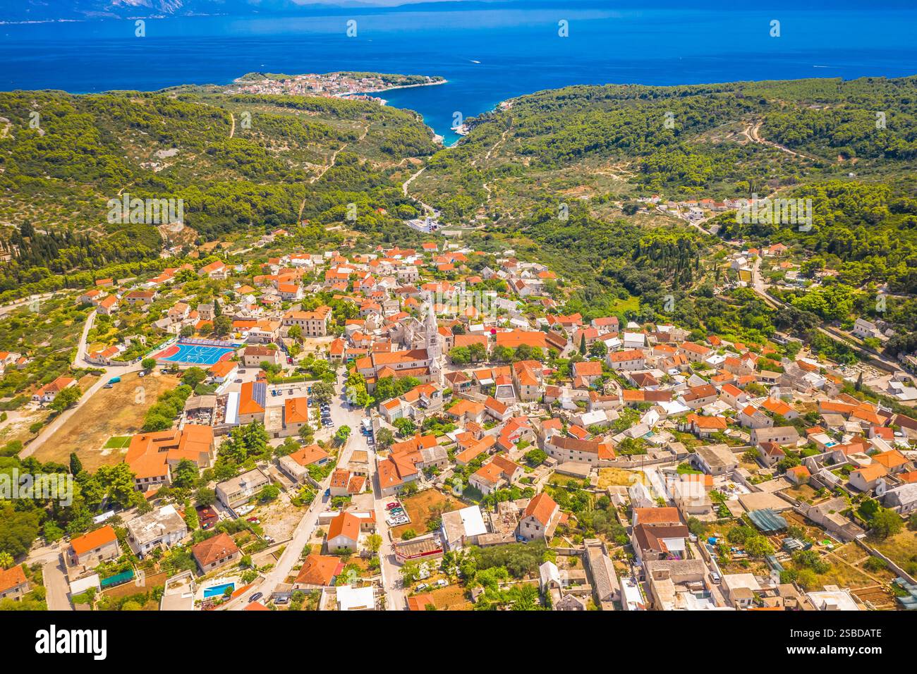 Selca, ein historisches christliches Dorf auf der Insel Brac, Kroatien, bekannt für sein kulturelles Erbe, seine traditionelle Steinarchitektur und seinen mediterranen Charme. Stockfoto