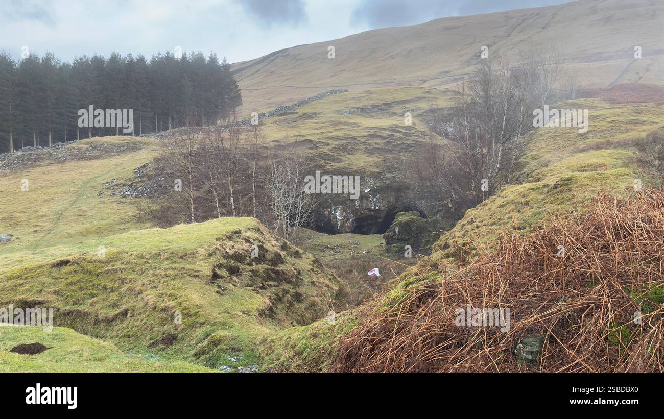 Verlassene Kupfermine von Tomnadashan. Auch bekannt als Caerbannog-Höhle. Berühmt wurde er im Monty Python-Film der Heilige Gral. Scottish Highlands Lo Stockfoto