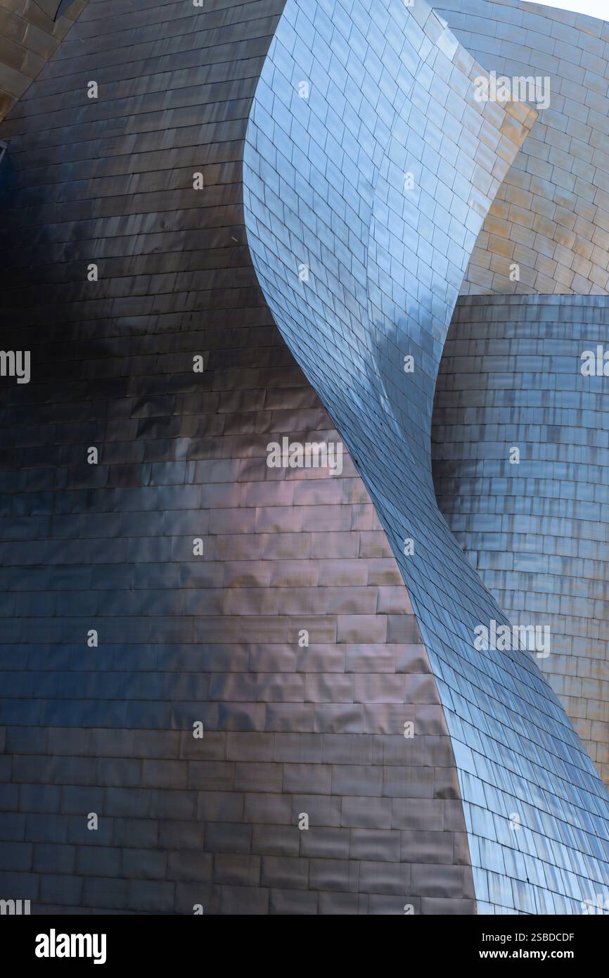 Detail der modernen Titanfassade des Guggenheim Museums in Bilbao, Baskenland, Spanien. Stockfoto