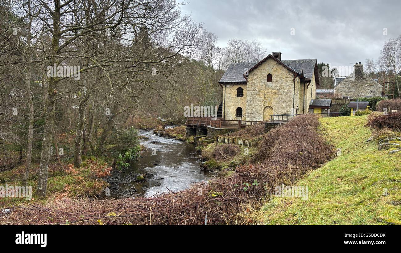 Schottland - 2. Februar 2025: Die alte Wassermühle an den Falls of Dochart in Killin. Wo der Fluss Tay in Loch Tay mündet. Schottische Highlands - Smartphone-aufgenommenes Stockfoto