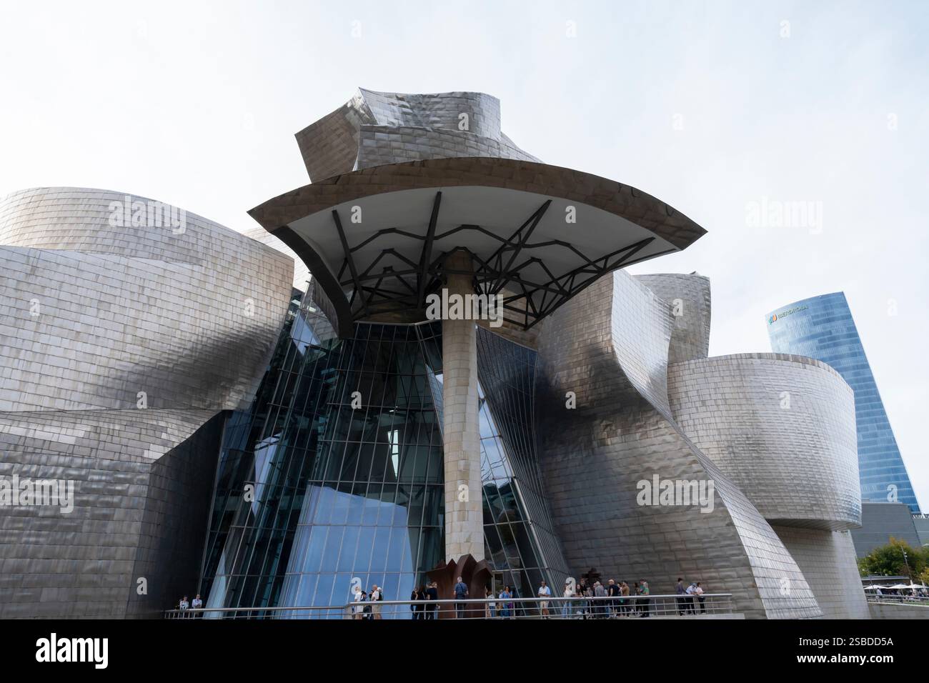 Besucher können eine Skulptur auf dem Portikus des Guggenheim Museums in Bilbao, Baskenland, Spanien, besichtigen. Stockfoto