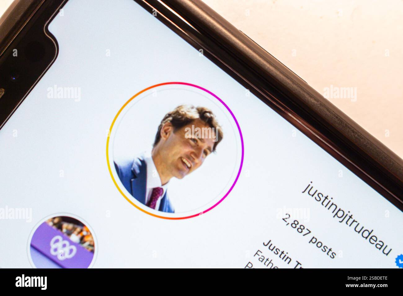 Mexiko-Stadt, MEXIKO - 7. Januar 2025: Smartphone-Bildschirm zeigt das Profil von Justin Trudeau auf Instagram an. Stockfoto