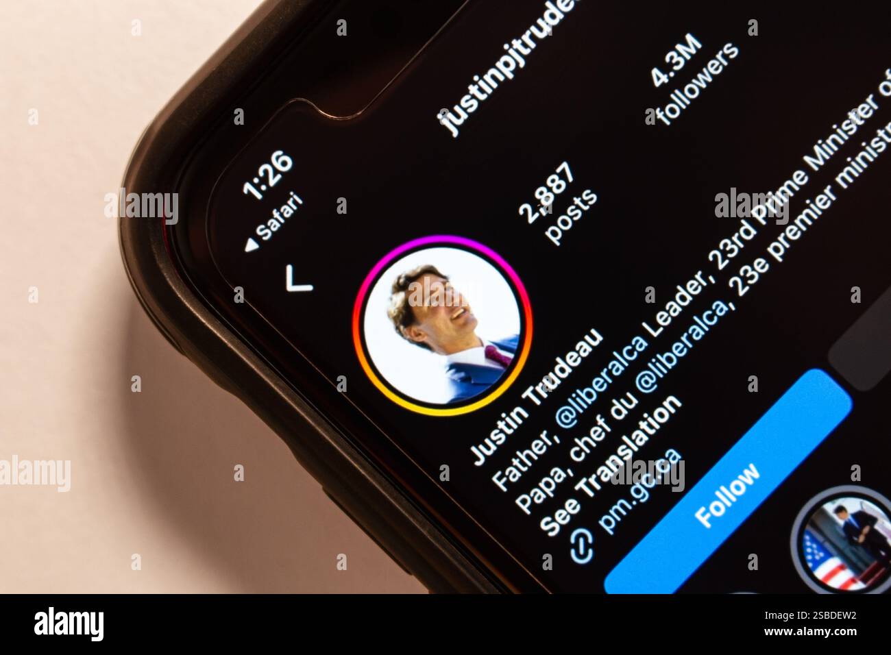 Mexiko-Stadt, MEXIKO - 7. Januar 2025: Smartphone-Bildschirm zeigt das Profil von Justin Trudeau auf Instagram an. Stockfoto