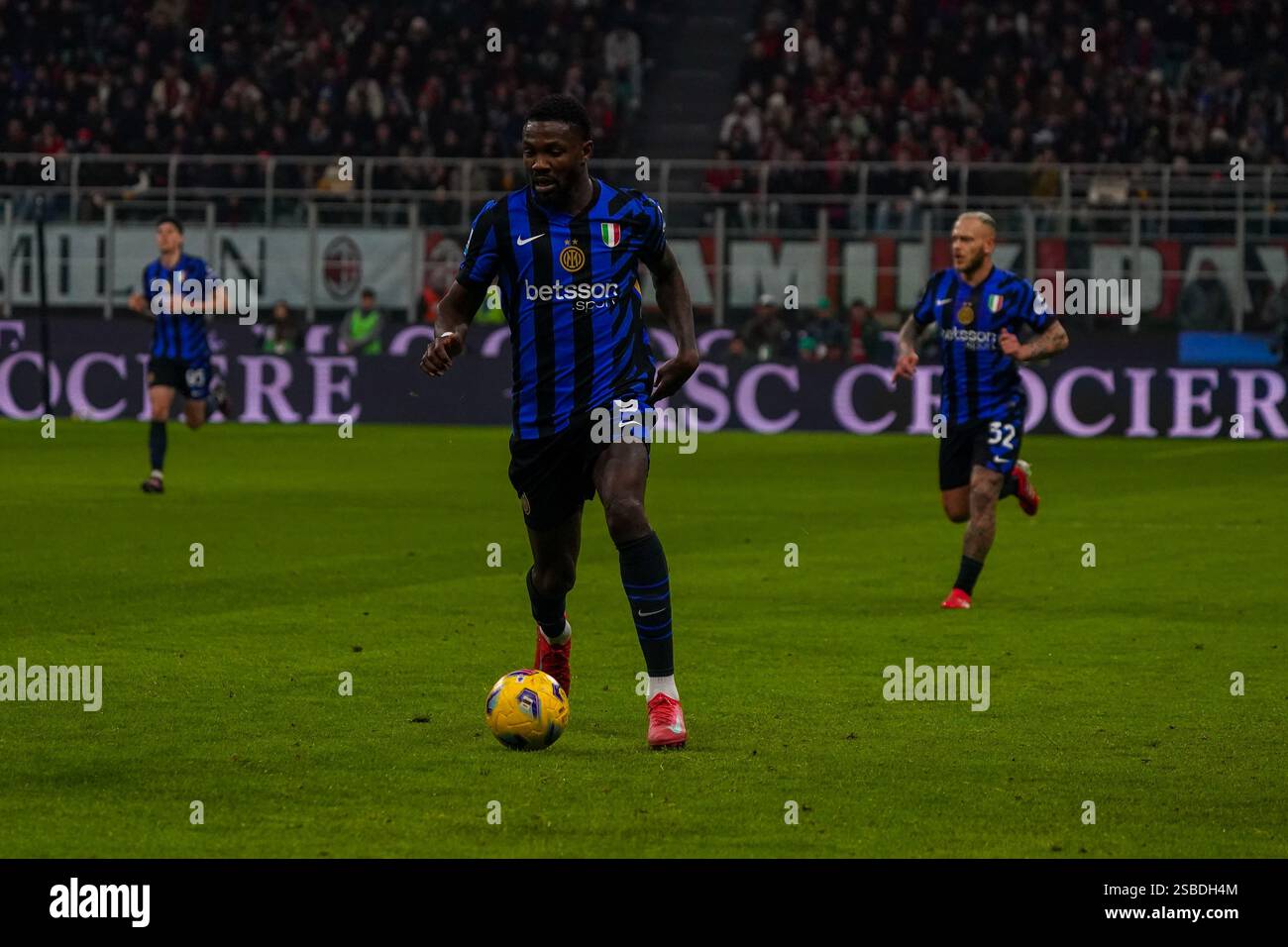 Mailand, Italien. Februar 2025. Marcus Thuram, während des AC Milan vs FC Internazionale, Serie A, im Giuseppe Meazza Stadium. Quelle: Alessio Morgese / Emage / Alamy Live News Stockfoto