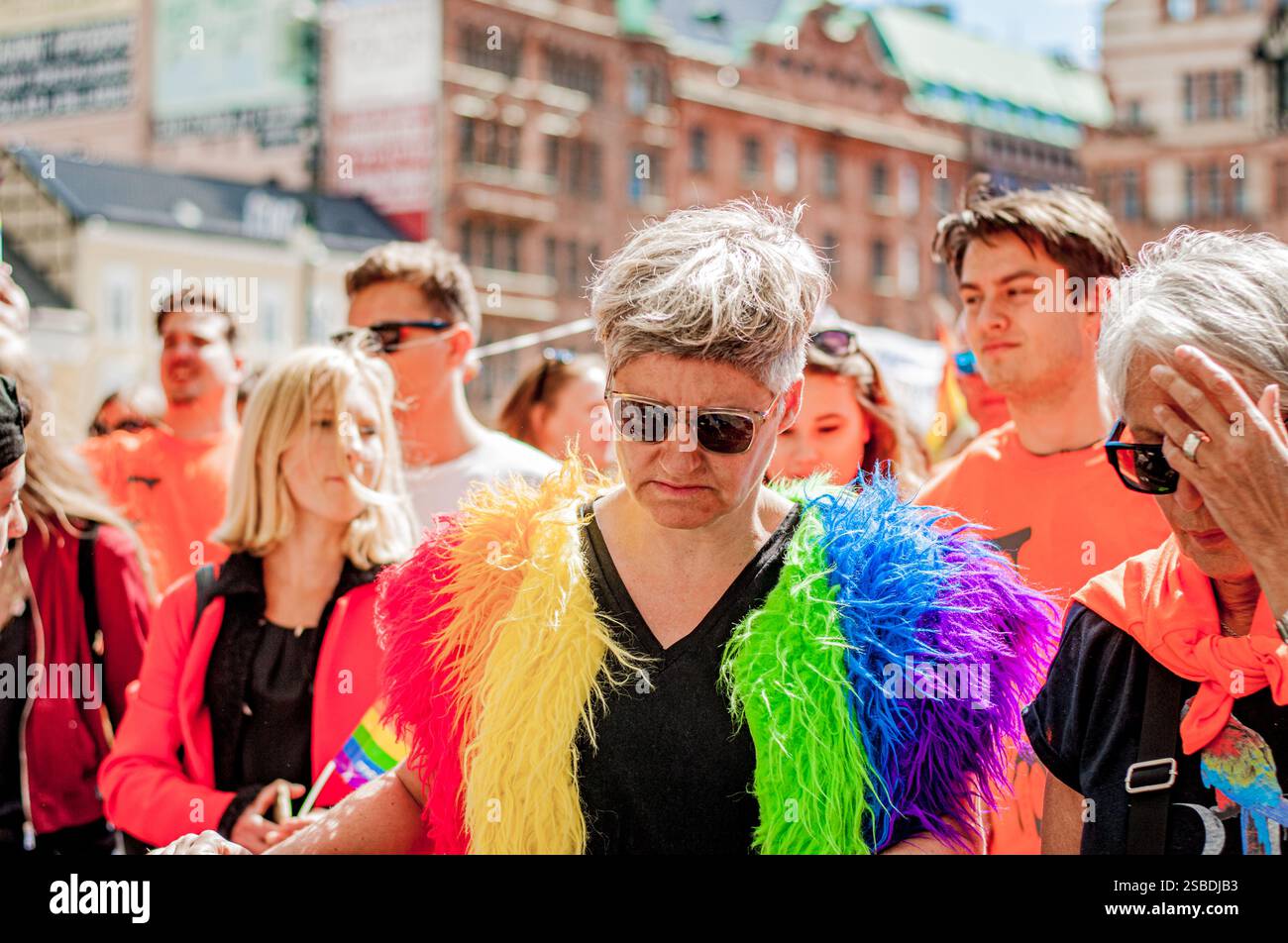 Frau im Regenbogenschal i Pride Parade Stockfoto