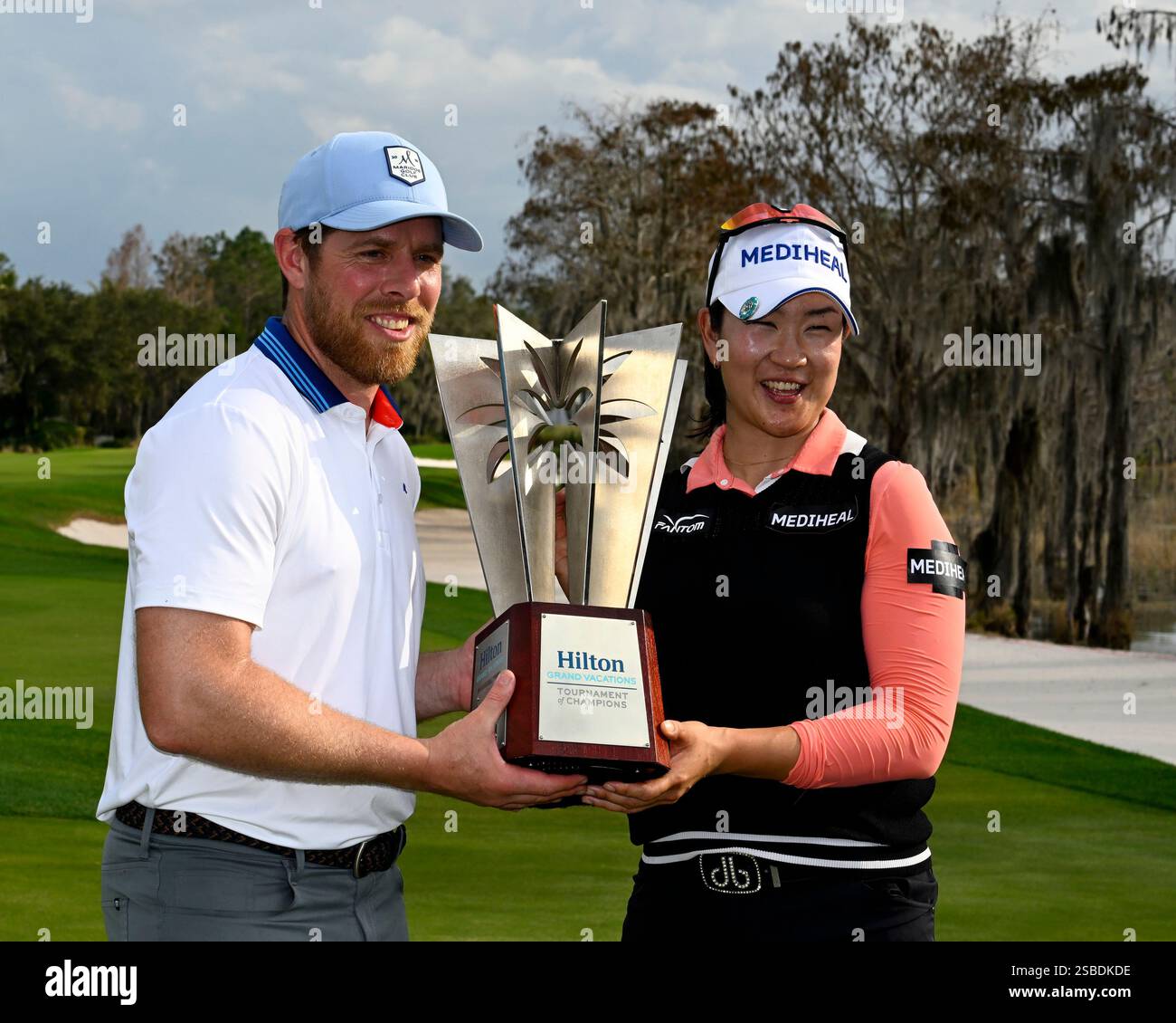 Orlando, Usa. Februar 2025. Der ehemalige NHL-Spieler und Amateur-Gewinner Joe Pavelski (l) und Ein Lim Kim halten die Hilton Trophy, nachdem er am Sonntag, den 2. Februar 2025, das LPGA Hilton Grand Vacations Tournament of Champions im Lake Nona Golf and Country Club in Orlando, Florida gewonnen hatte. Foto: Joe Marino/UPI Credit: UPI/Alamy Live News Stockfoto