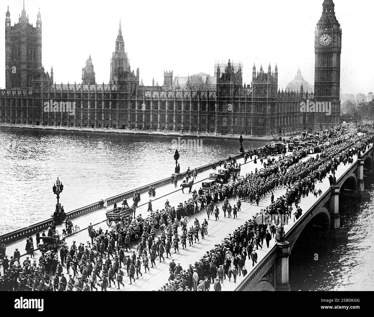 Amerikanische Truppen auf dem Weg zur Front marschieren durch London unter dem Plausch der Massen, überqueren die Westminster Bridge, London, England, Großbritannien, Underwood & Underwood, 5. September 1917 Stockfoto