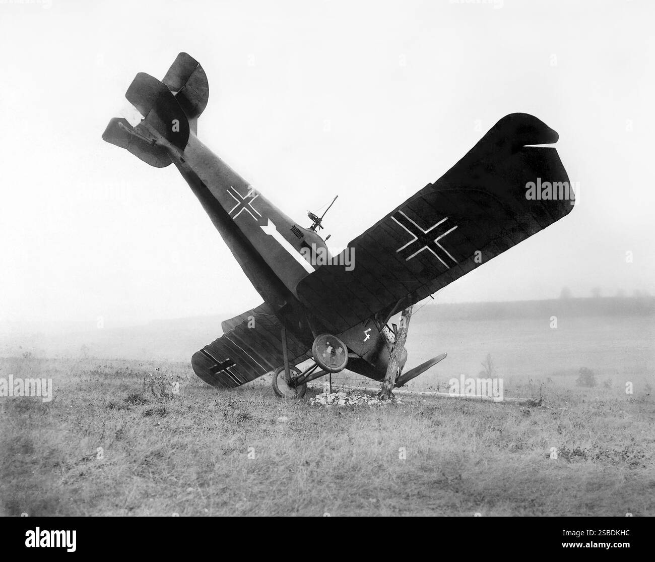 Das deutsche Flugzeug C.L. 111 A 3892/18 wurde von amerikanischen Maschinenschützen in der Argonne zwischen Montfaucon und Cierges, Frankreich, im Oktober 1918 abgestürzt Stockfoto