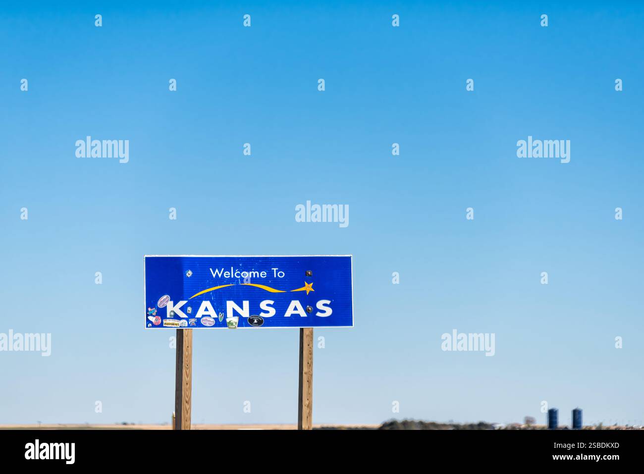 St. Francis, USA - 1. November 2022: US 36 Road East Blue Sky im ländlichen mittleren westen Schild für Willkommen in Kansas Stockfoto