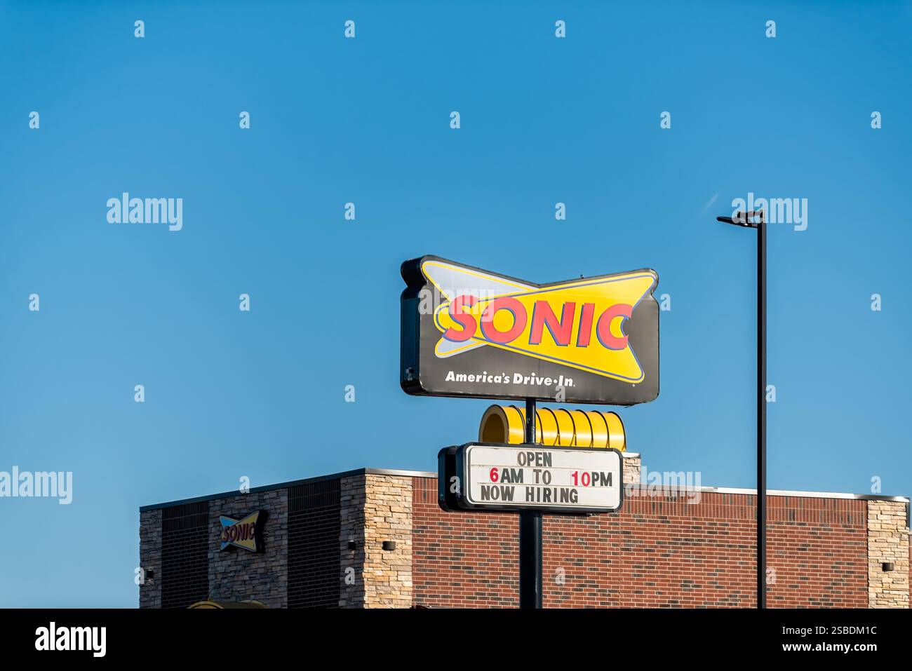 Marysville, USA - 1. November 2022: US 36 Road East Blue Sky im ländlichen mittleren westen Schild für Sonic Fast Food America Drive in Now Hiring Stockfoto
