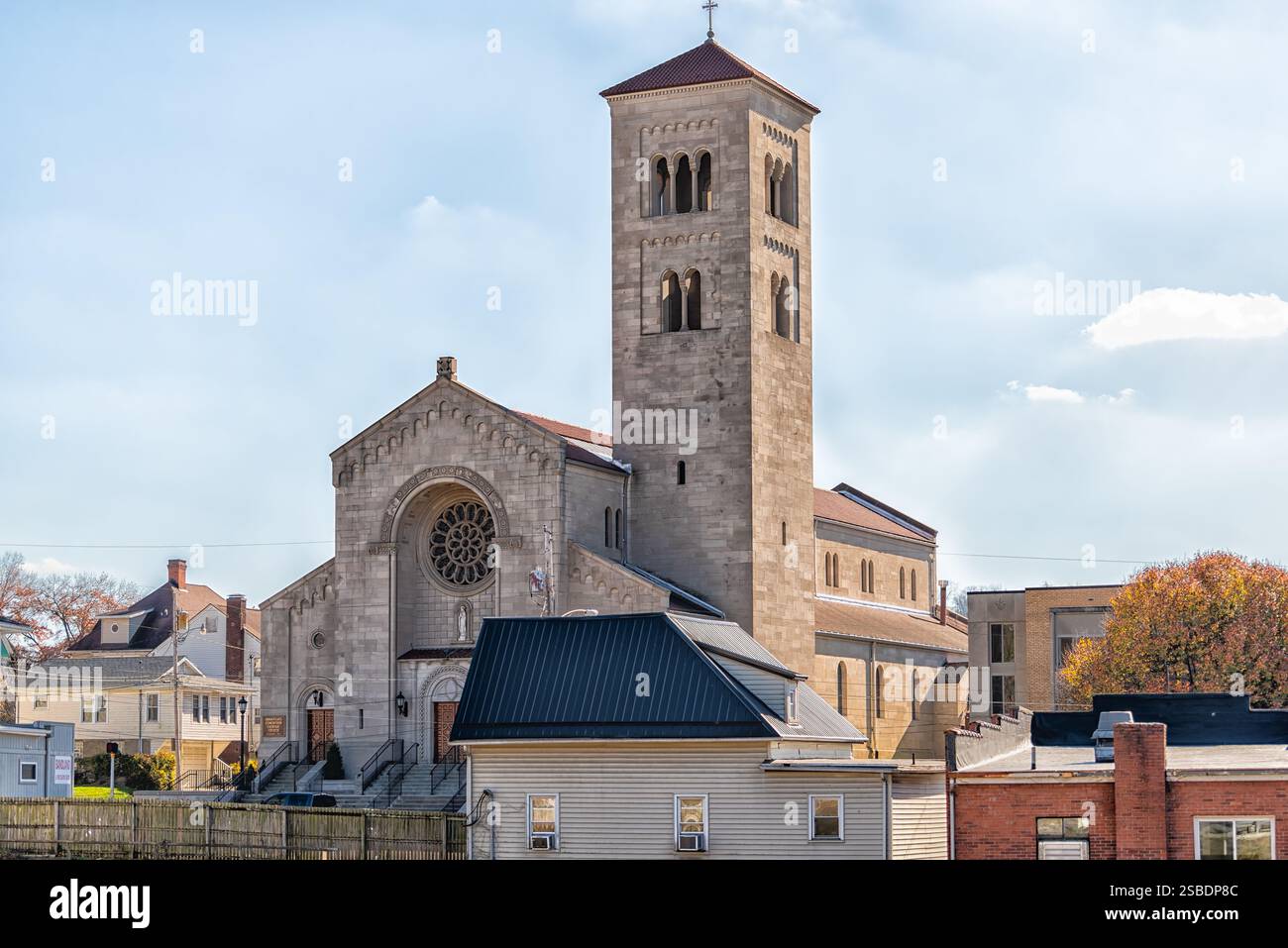 Clarksburg, USA - 3. November 2022: Immacuulate Conception römisch-katholischer Kirchturm in einer ländlichen Stadt in West Virginia mit Stadtbild Stockfoto