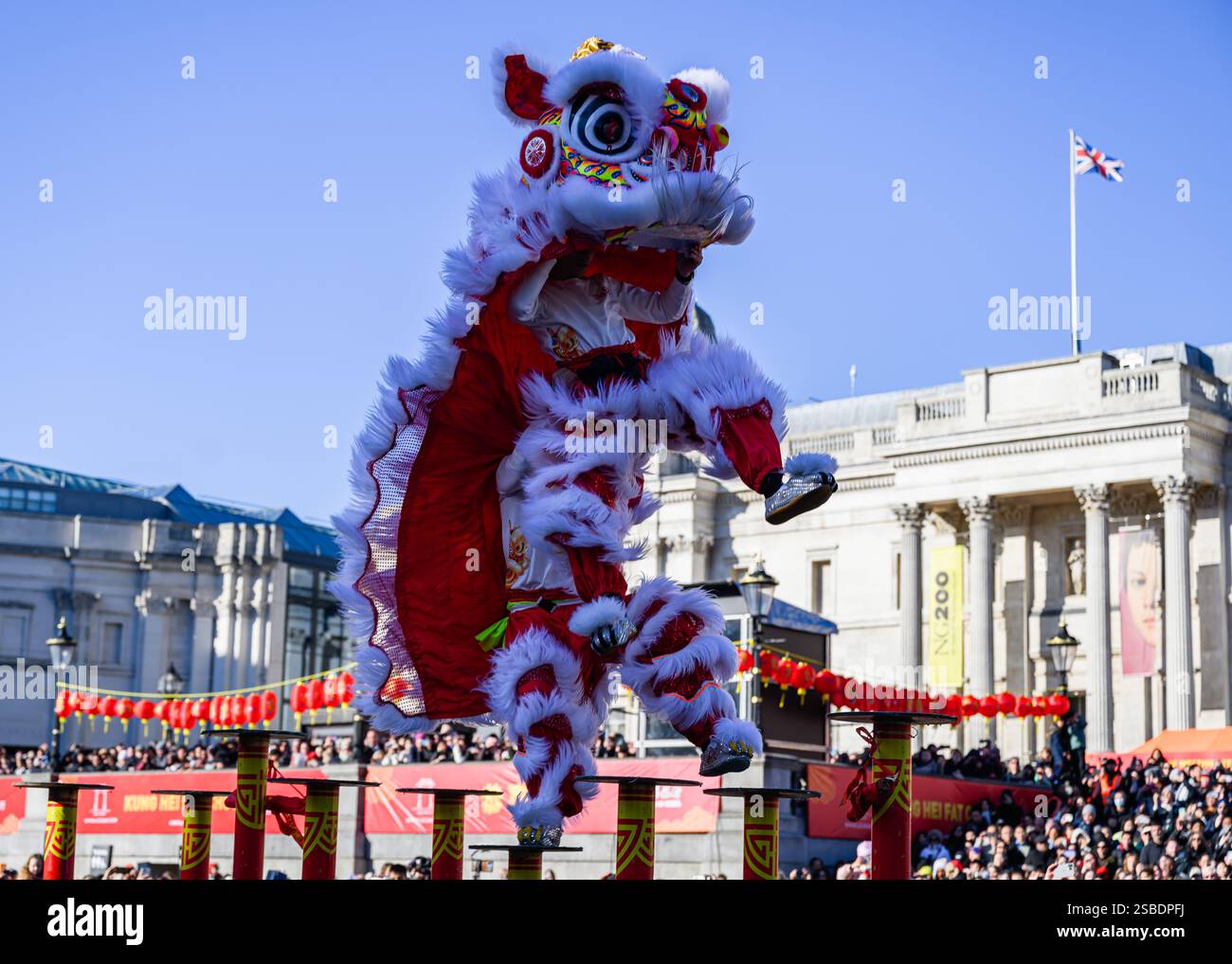 LONDON, VEREINIGTES KÖNIGREICH. Februar 25. The Lion Dance trat 2025 im Rahmen des Chinesischen Neujahrs auf – Celebration the Year of Snake, organisiert von der London Chinatown Chinese Association, unterstützt durch den Bürgermeister von London, Greater London Authority & The City of Westminster am Sonntag, den 2. Februar 2025. LONDON ENGLAND. Quelle: Taka G Wu/Alamy Live News Stockfoto