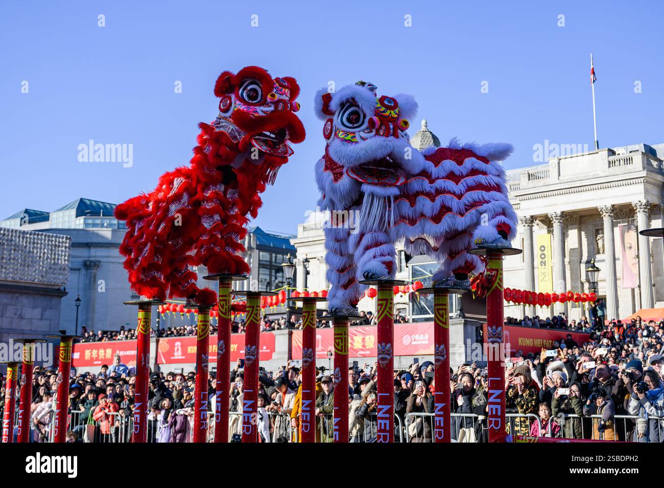 LONDON, VEREINIGTES KÖNIGREICH. Februar 25. The Lion Dance trat 2025 im Rahmen des Chinesischen Neujahrs auf – Celebration the Year of Snake, organisiert von der London Chinatown Chinese Association, unterstützt durch den Bürgermeister von London, Greater London Authority & The City of Westminster am Sonntag, den 2. Februar 2025. LONDON ENGLAND. Quelle: Taka G Wu/Alamy Live News Stockfoto