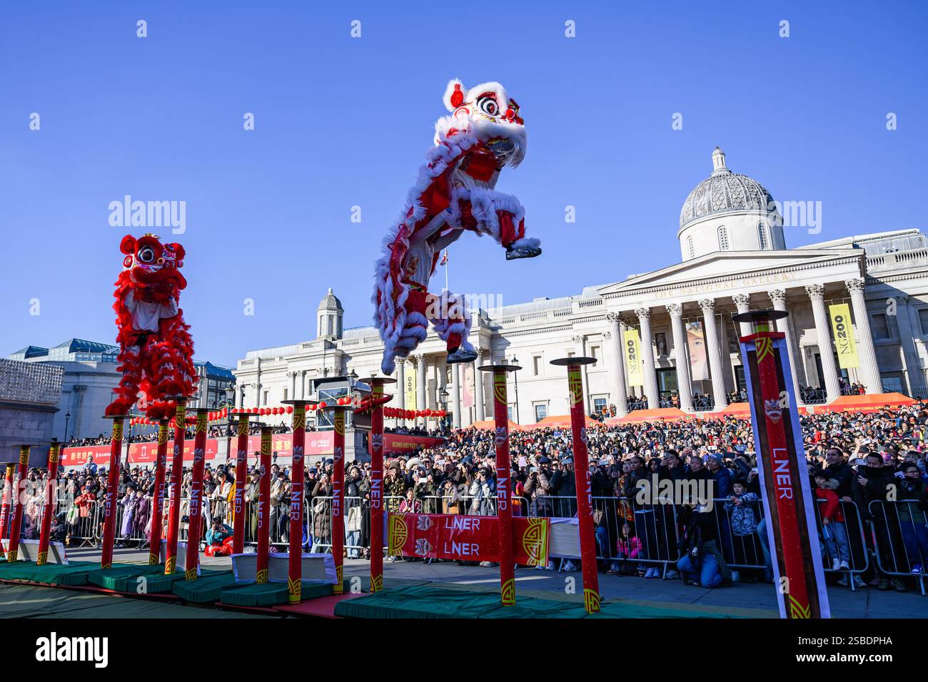 LONDON, VEREINIGTES KÖNIGREICH. Februar 25. The Lion Dance trat 2025 im Rahmen des Chinesischen Neujahrs auf – Celebration the Year of Snake, organisiert von der London Chinatown Chinese Association, unterstützt durch den Bürgermeister von London, Greater London Authority & The City of Westminster am Sonntag, den 2. Februar 2025. LONDON ENGLAND. Quelle: Taka G Wu/Alamy Live News Stockfoto