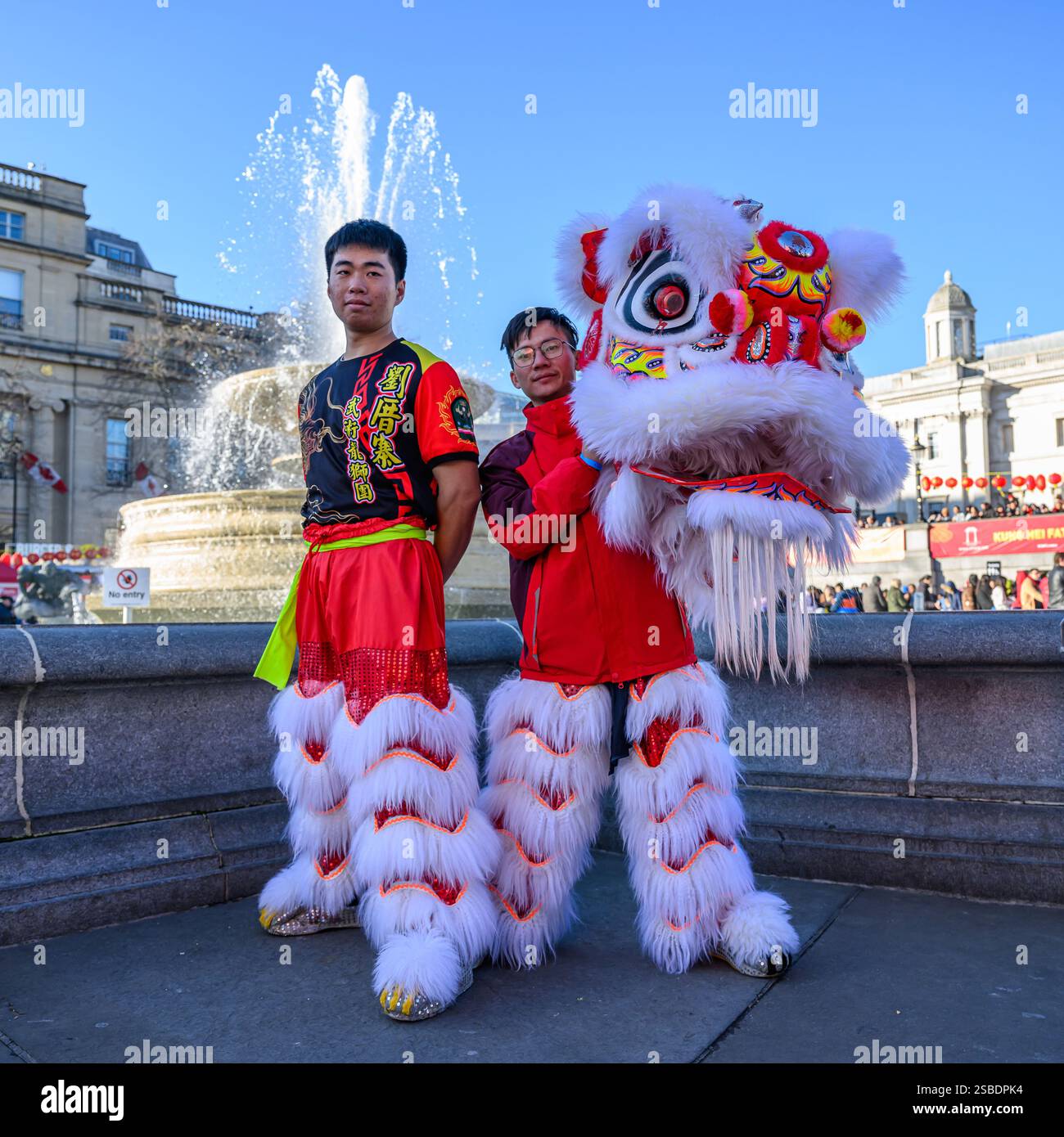 LONDON, VEREINIGTES KÖNIGREICH. Februar 25. The Lion Dance Performers während des Chinesischen Neujahrs 2025 – Celebration the Year of Snake, organisiert von der London Chinatown Chinese Association, unterstützt durch den Bürgermeister von London, Greater London Authority & The City of Westminster am Sonntag, den 2. Februar 2025. LONDON ENGLAND. Quelle: Taka G Wu/Alamy Live News Stockfoto