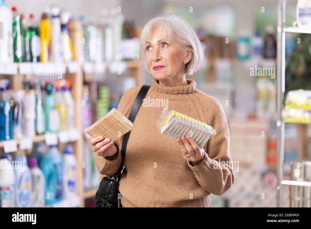 Ältere Frauen wählen Kleiderschränke aus Holz oder Kunststoff im Baumarkt Stockfoto