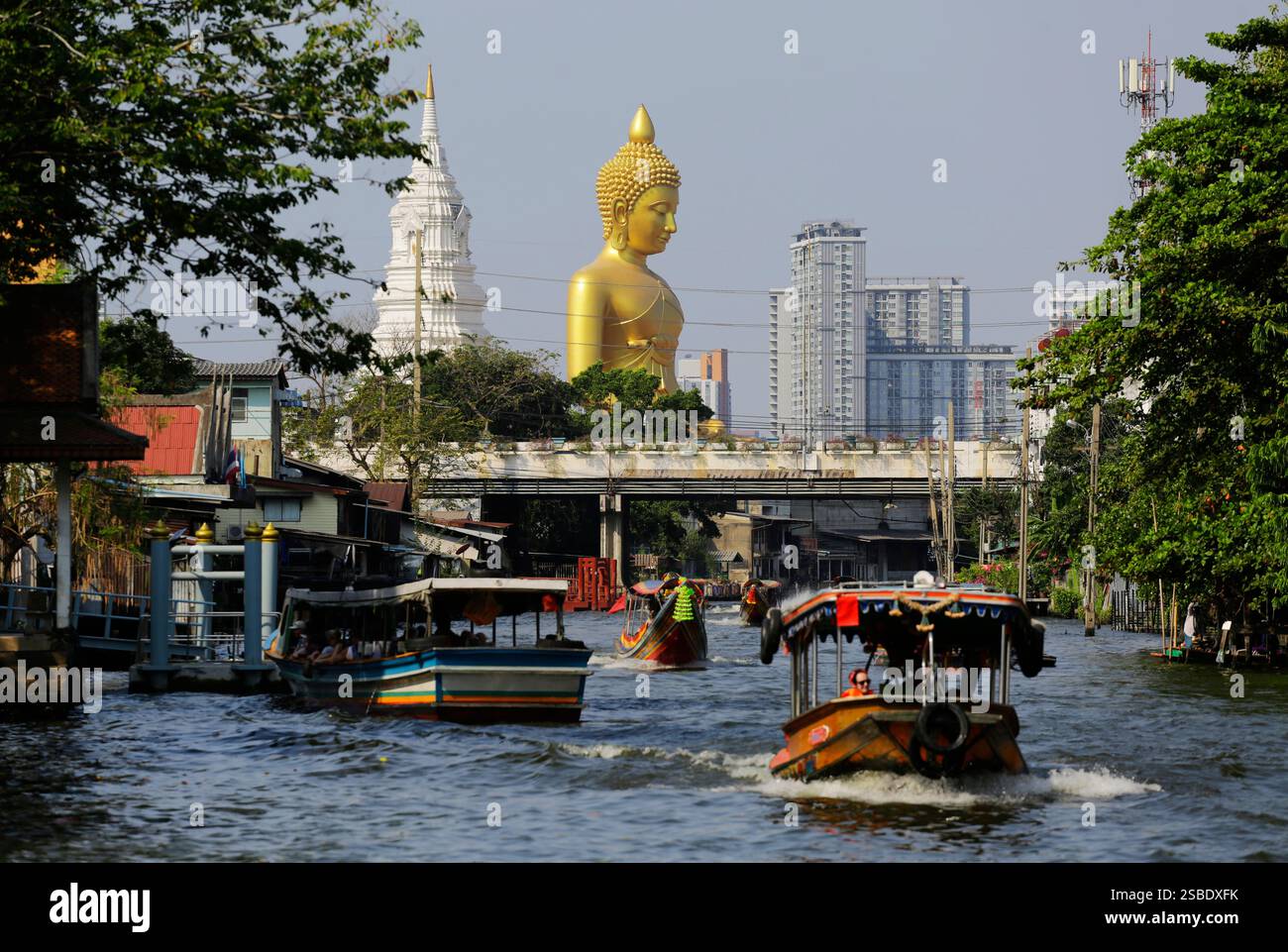 Bangkok, Thailand - 6. Februar 2023: Die große Buddha-Statue wird im Tempel Wat Phasi Charoen gesehen. Die Statue besteht aus Bronze und Gold. Stockfoto