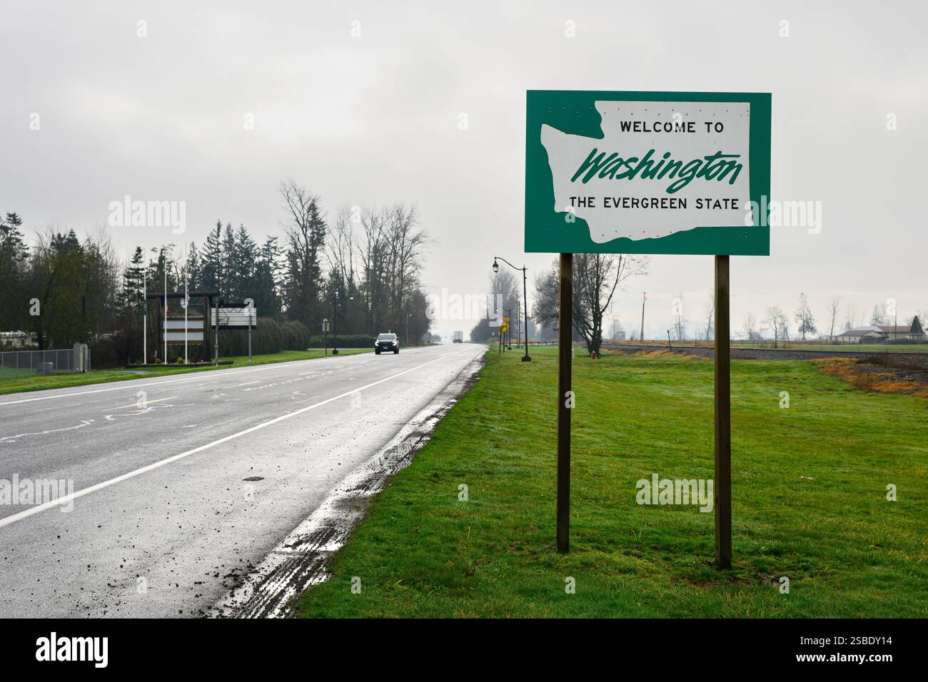 Sumas, WA, USA - 8. Januar 2025; Willkommen im Evergreen State Washington, an der nassen Straße Stockfoto