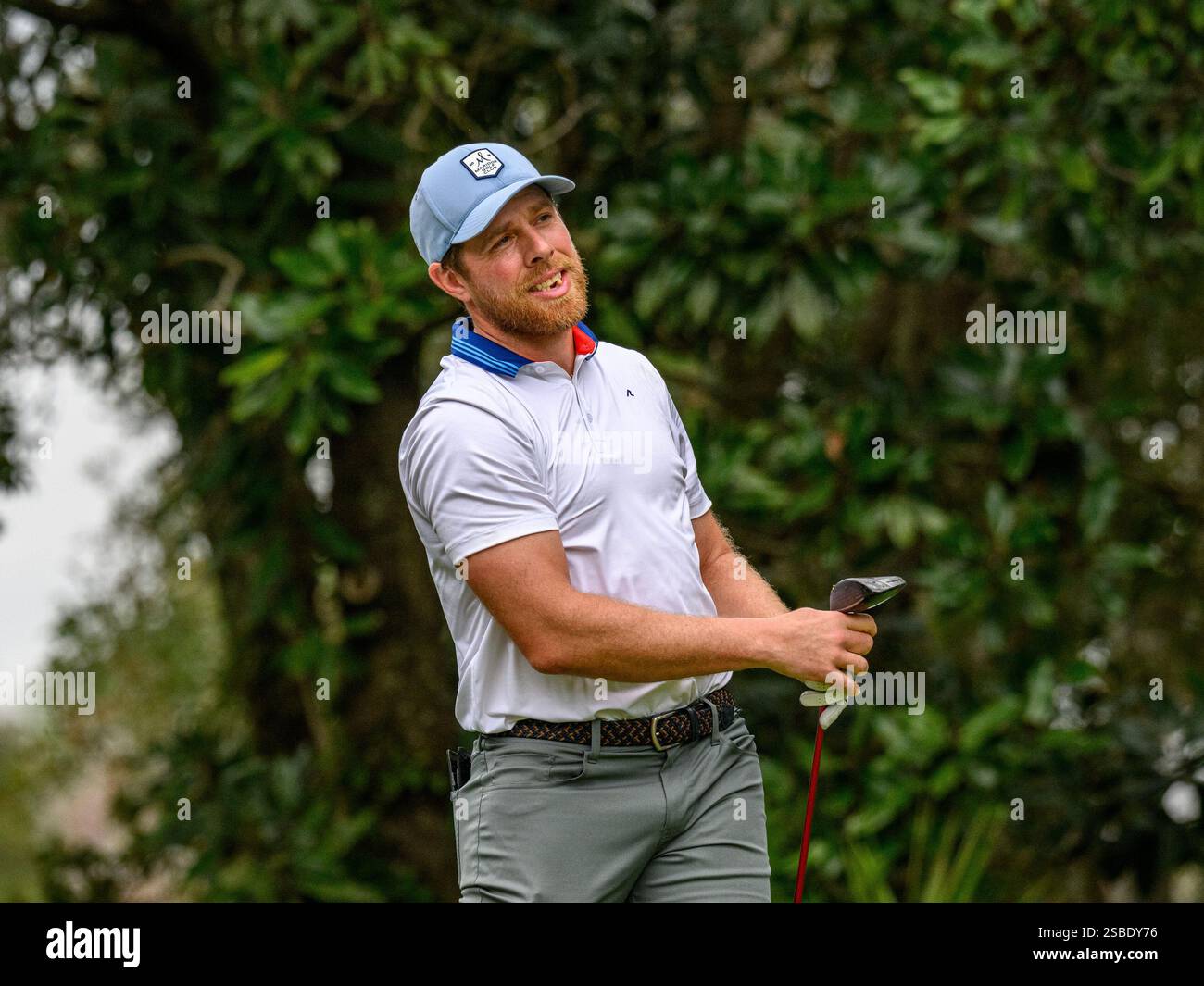 Orlando, FL, USA. Februar 2025. NHL All Star Joe Pavelski reagiert auf seinen Abschlag beim 1. Abschlag während der Finalrunde des Hilton Grand Vacations Tournament of Champions im Lake Nona Golf & Country Club in Orlando, FL. Romeo T Guzman/CSM/Alamy Live News Stockfoto