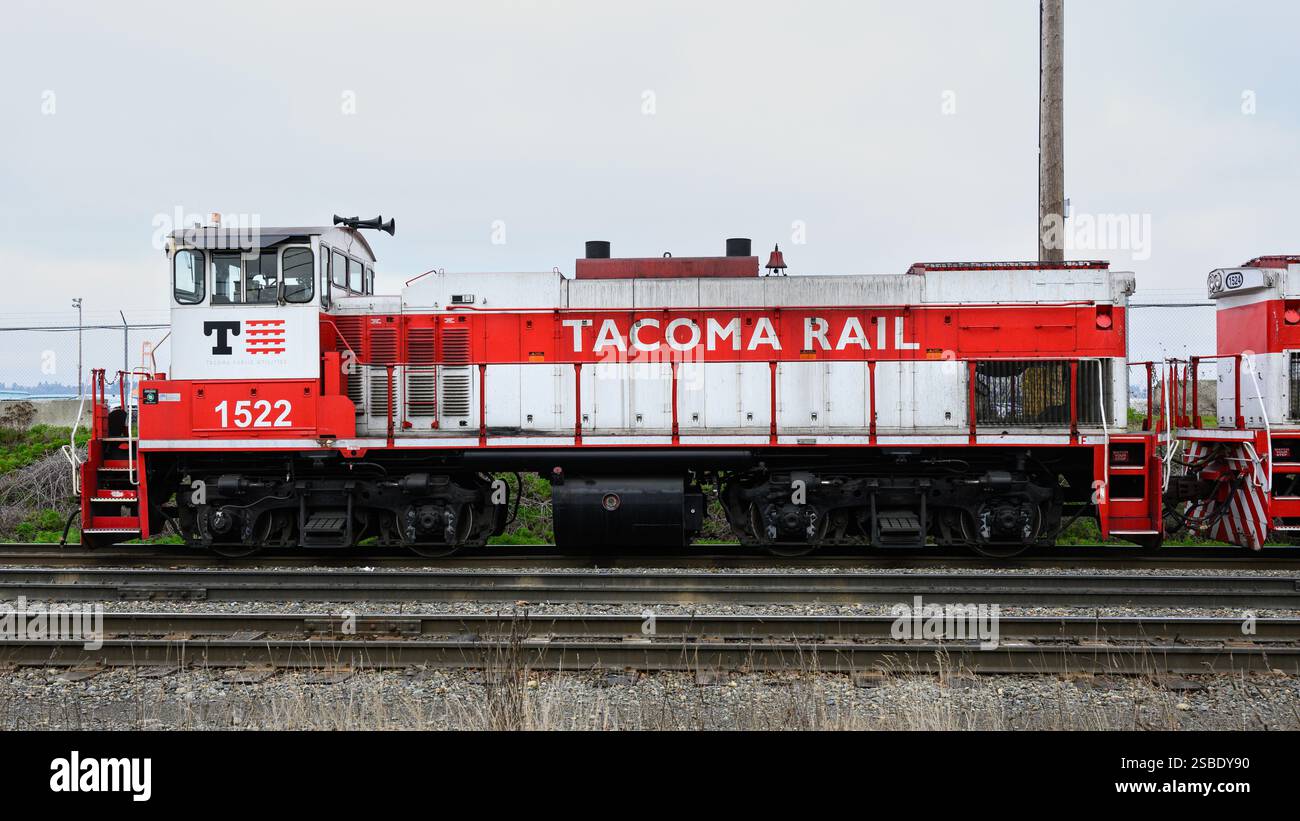 Tacoma, WA, USA - 14. Januar 2025; Tacoma Rail Güterzuglokomotiven in rot-weißer Lackierung mit Eisenbahnname Stockfoto