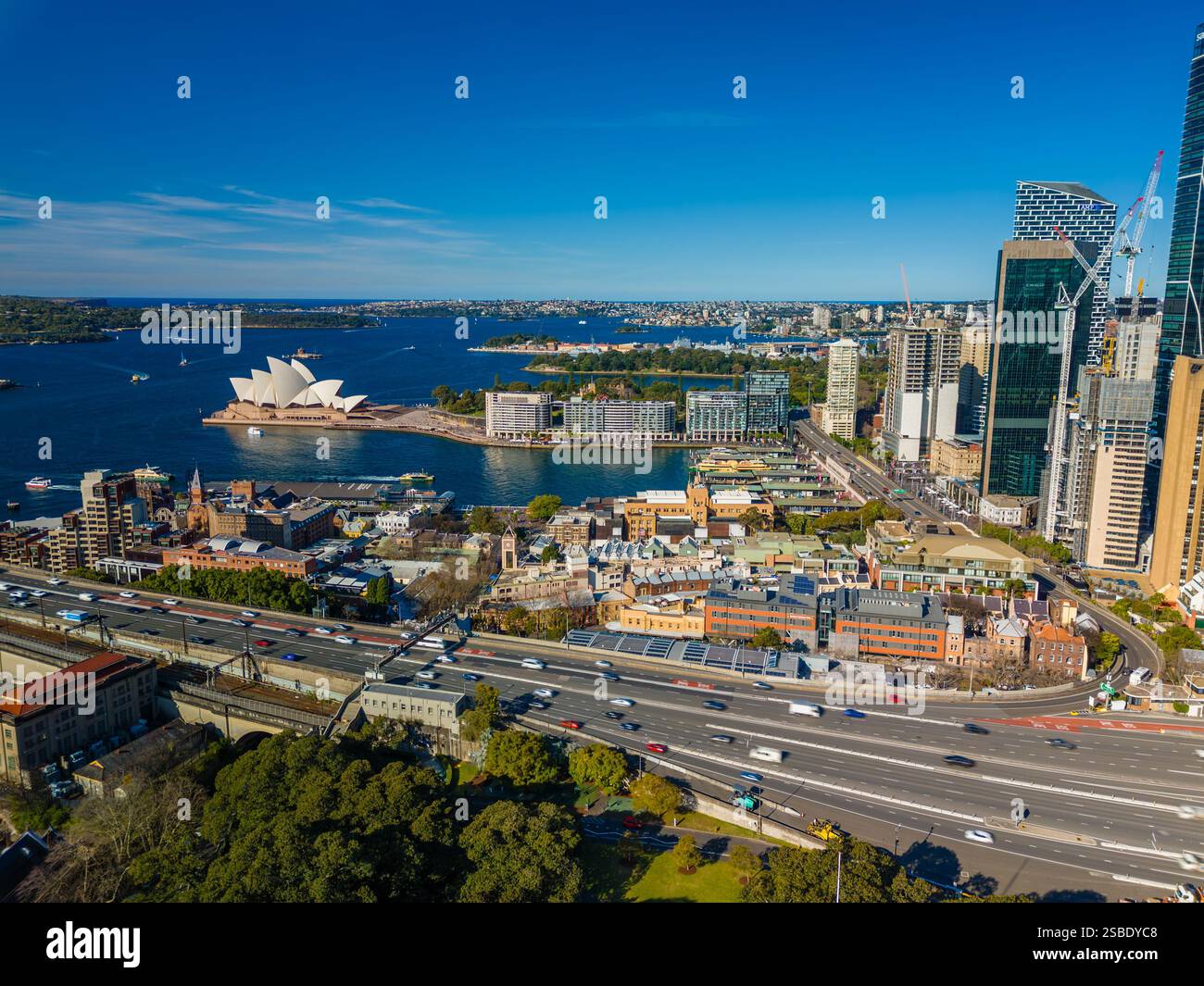 Sydney, Australien - 7. August 2024: Aus der Vogelperspektive auf den Circular Quay in Sydney CBD mit Blick auf das Opernhaus Stockfoto
