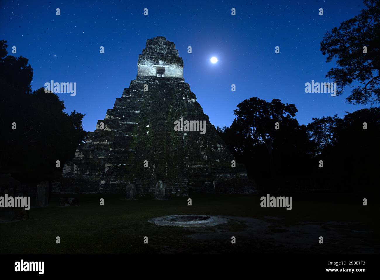 Sonnenaufgang im Tempel I, Tempel des Großen Jaguar, Tempel des AH Cacao, in der alten Maya-Stadt Tikal im tropischen Regenwald Petén, El Peten, Guatemala Stockfoto