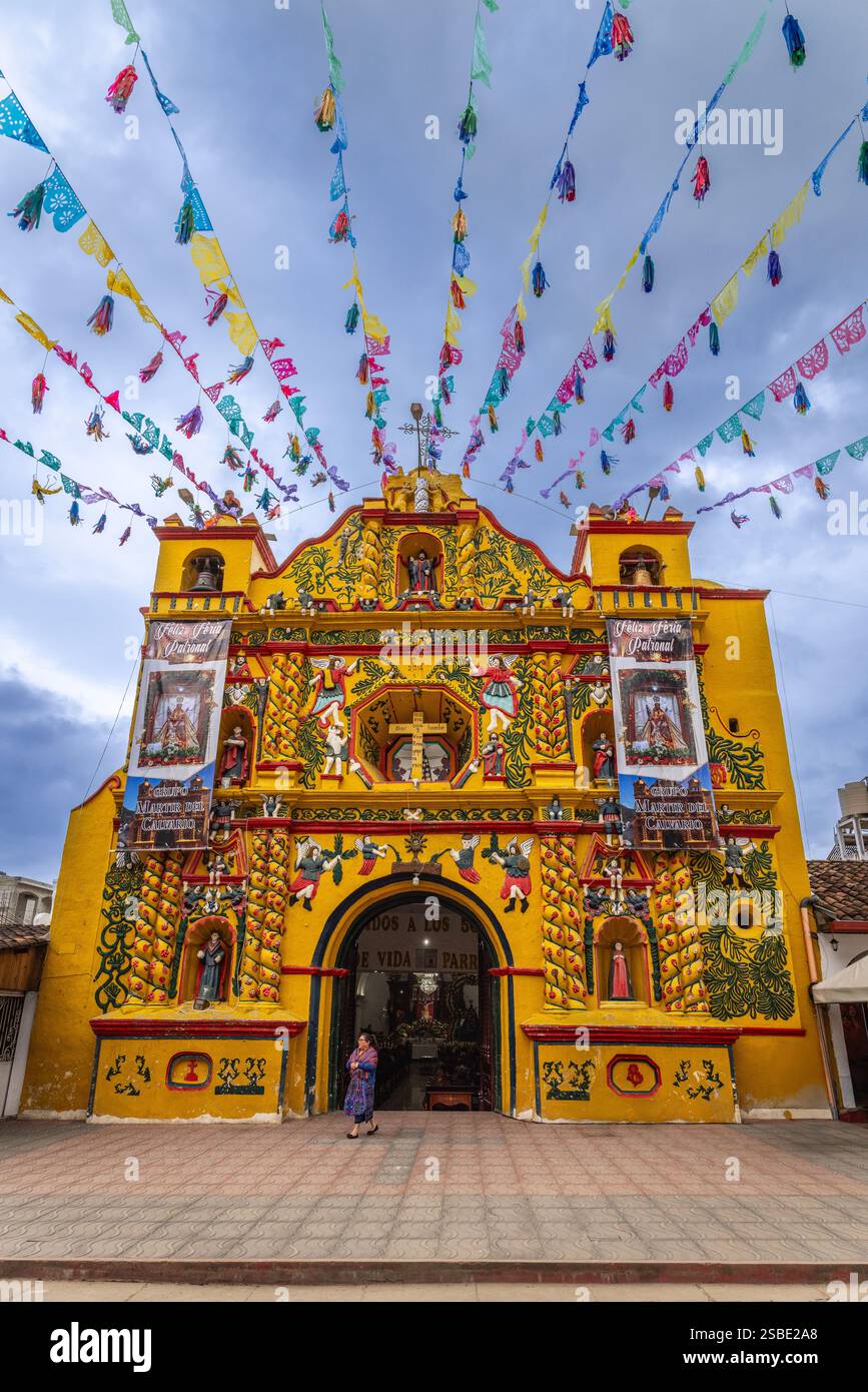 Die berühmte gelbe Kirche La Iglesia de San Andres de Xecul, Guatemala Stockfoto Die berühmte gelbe Kirche La Iglesia de San Andres de Xecul, Guatemala Stockfoto