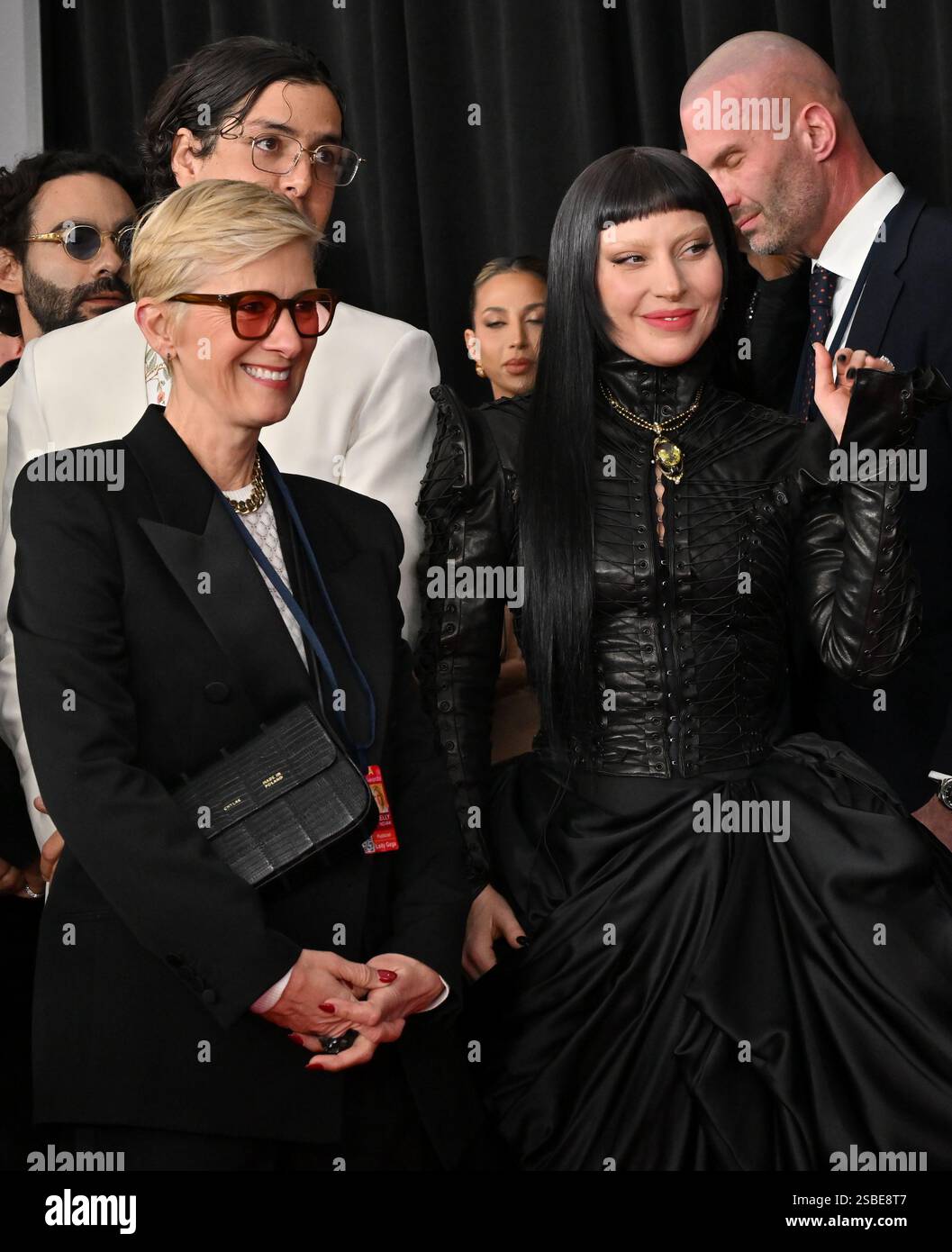 Los Angeles, USA. Februar 2025. Die Publizistin Kelly Bush und Lady Gaga kamen am 2. Februar 2025 zu den 67. Jährlichen Grammy Awards in der Crypto.com Arena in Los Angeles, CA. © Lisa OConnor/AFF-USA.com Credit: AFF/Alamy Live News Stockfoto