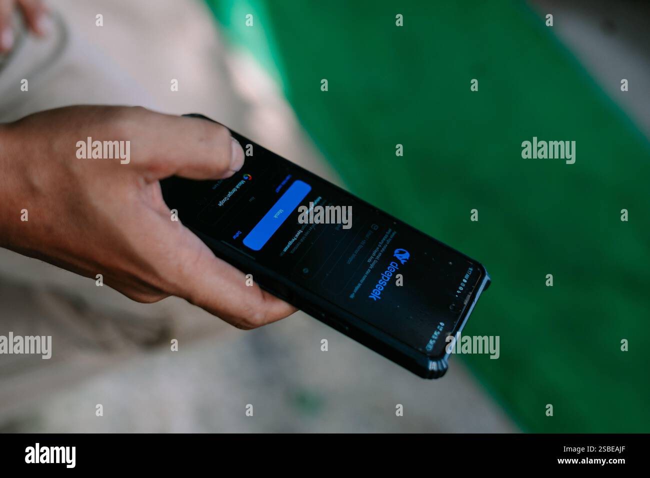 Bogor, 2. Februar 2025. Nahaufnahme des Deepseek-Anmeldebildschirms auf einem Smartphone, gehalten von einem Stockfoto