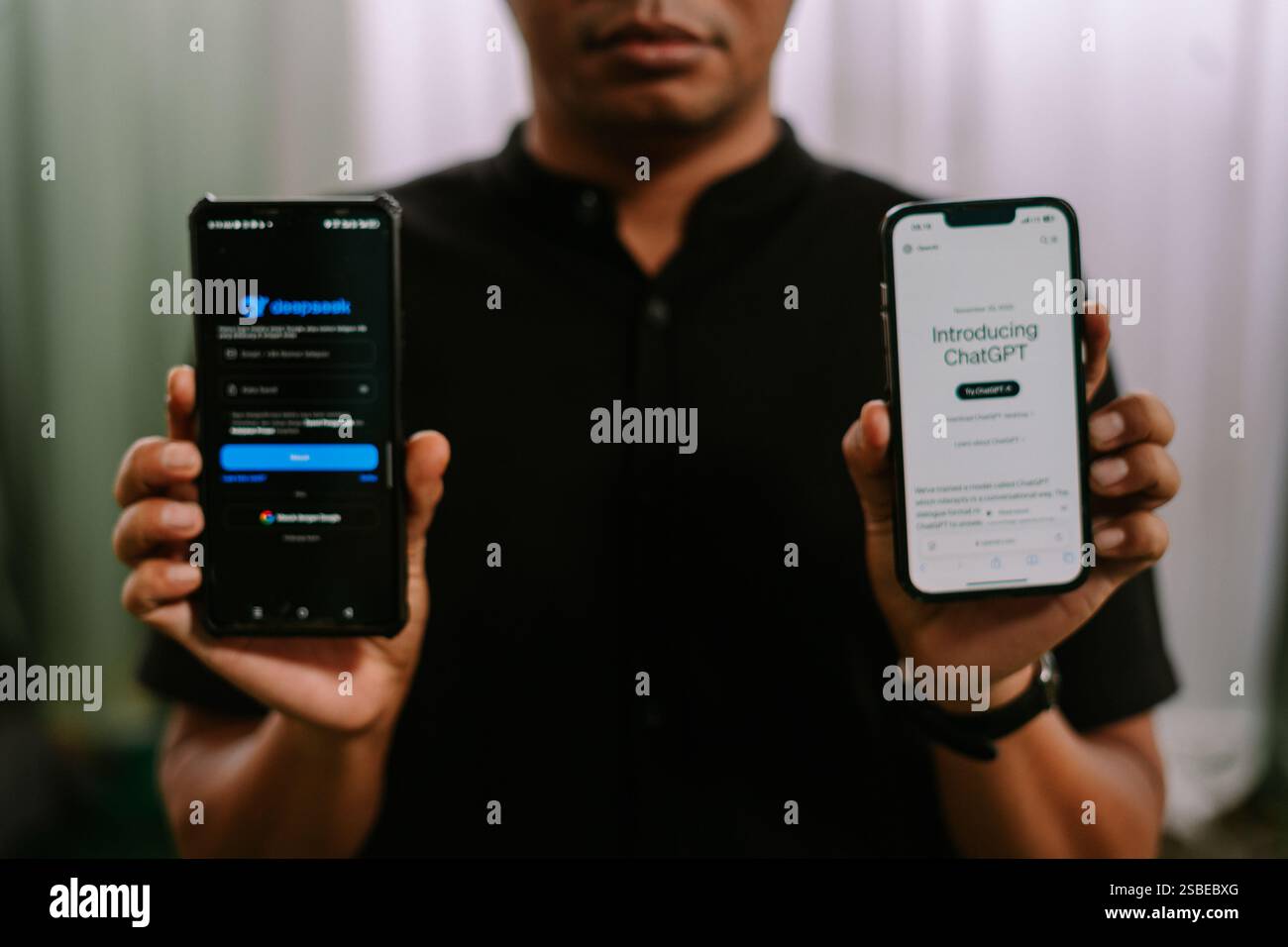 Bogor, 2. Februar 2025. Vergleich von Deepseek- und ChatGPT-Apps auf Smartphones. Stockfoto